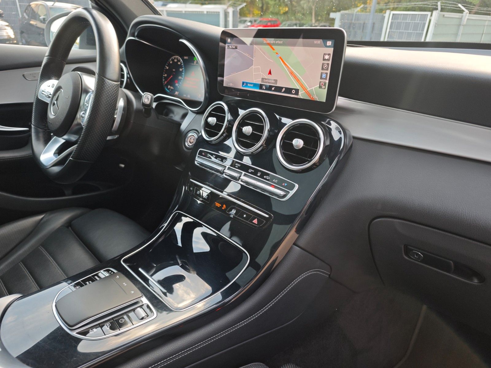 Fahrzeugabbildung Mercedes-Benz GLC 300 DE*AMG LINE*NIGHT PAKET*PANORAMA*