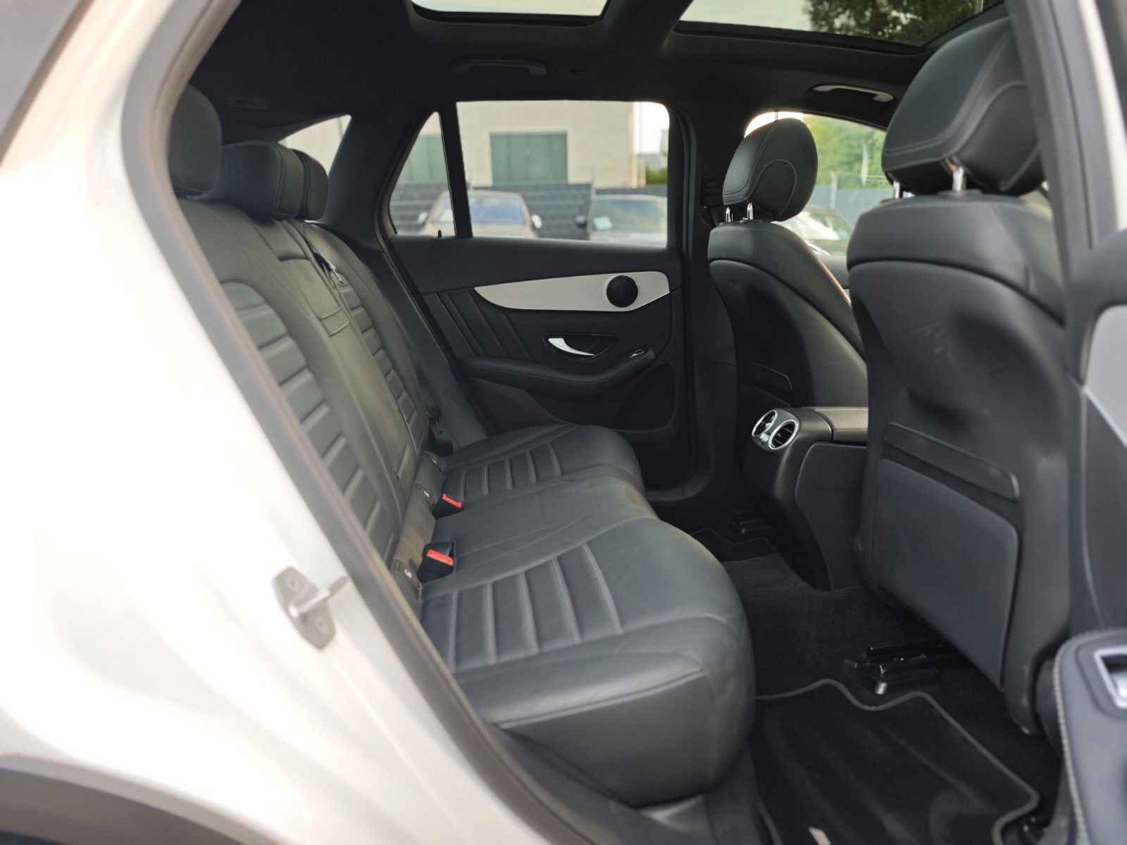 Fahrzeugabbildung Mercedes-Benz GLC 300 DE*AMG LINE*NIGHT PAKET*PANORAMA*