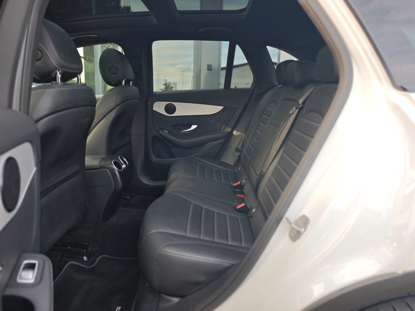 Fahrzeugabbildung Mercedes-Benz GLC 300 DE*AMG LINE*NIGHT PAKET*PANORAMA*