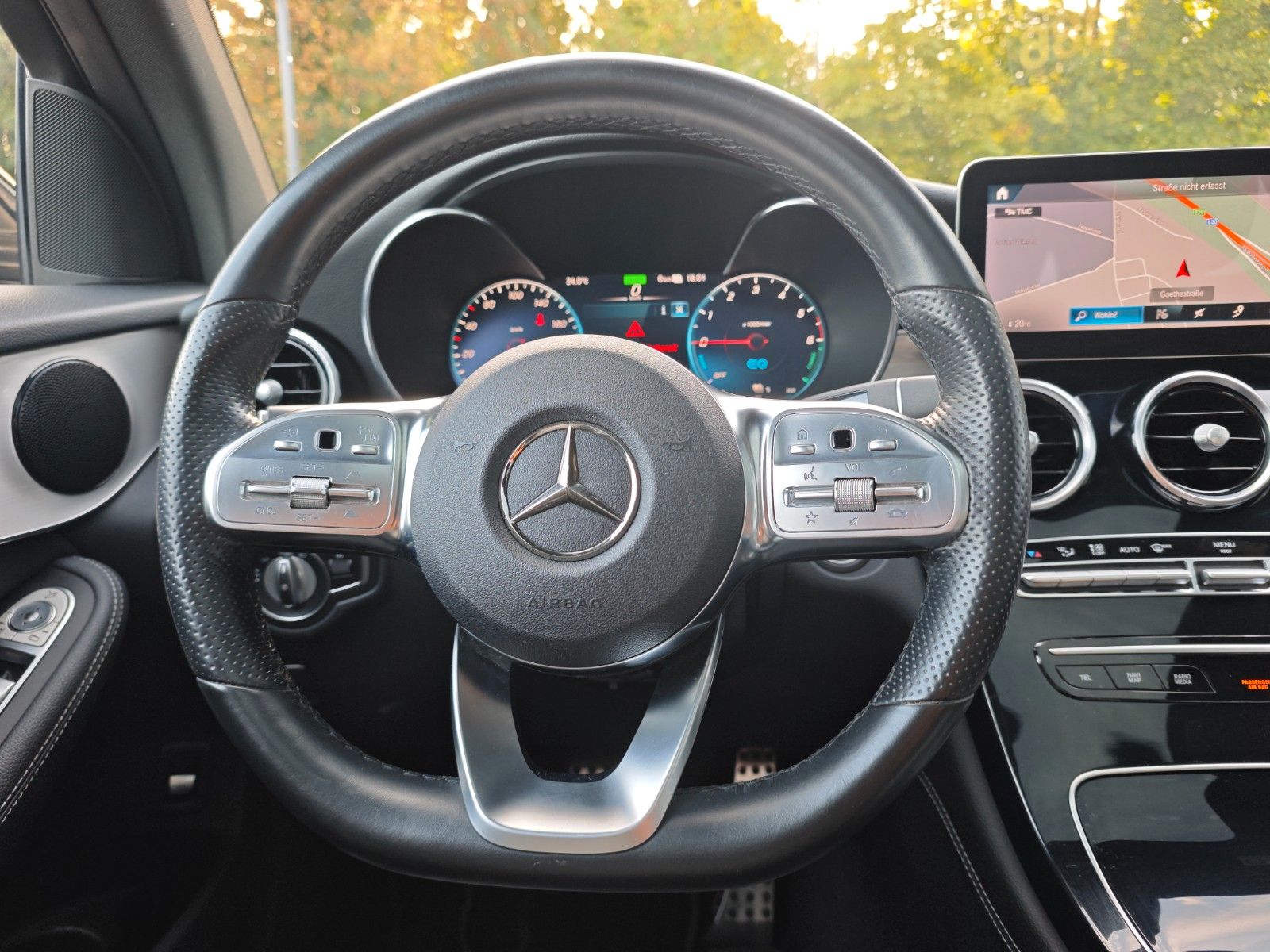 Fahrzeugabbildung Mercedes-Benz GLC 300 DE*AMG LINE*NIGHT PAKET*PANORAMA*