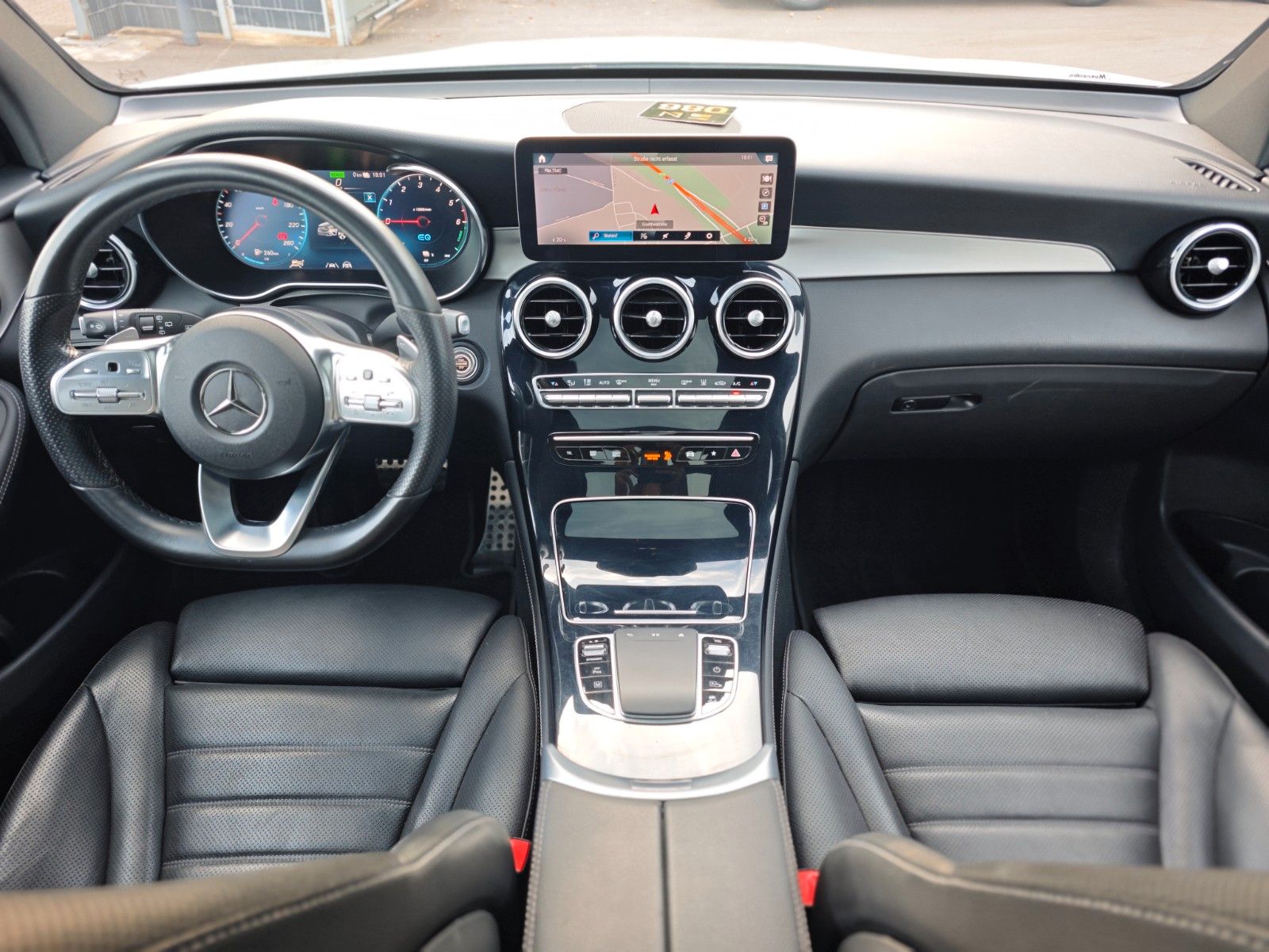 Fahrzeugabbildung Mercedes-Benz GLC 300 DE*AMG LINE*NIGHT PAKET*PANORAMA*