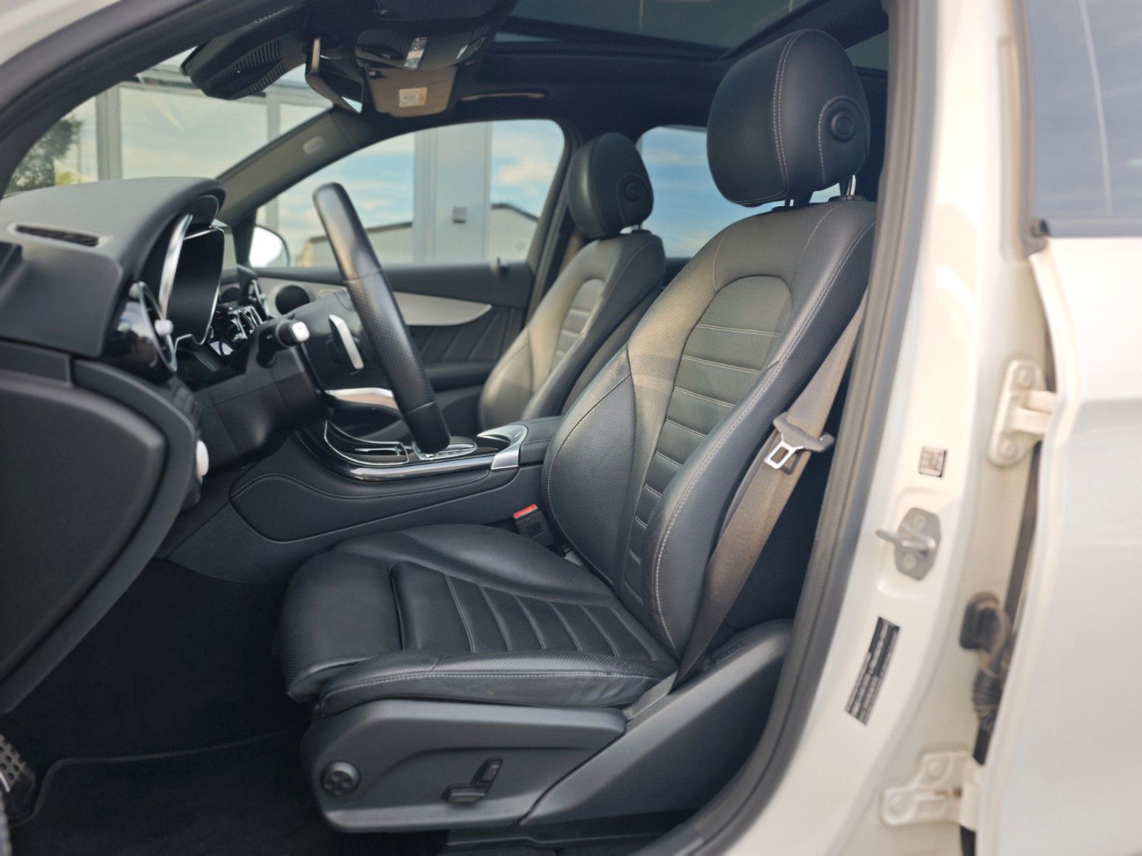 Fahrzeugabbildung Mercedes-Benz GLC 300 DE*AMG LINE*NIGHT PAKET*PANORAMA*