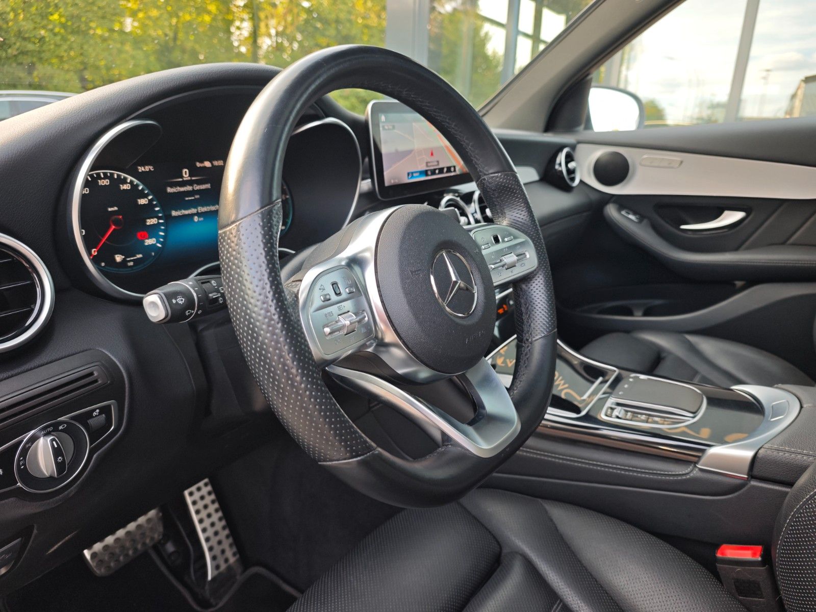 Fahrzeugabbildung Mercedes-Benz GLC 300 DE*AMG LINE*NIGHT PAKET*PANORAMA*
