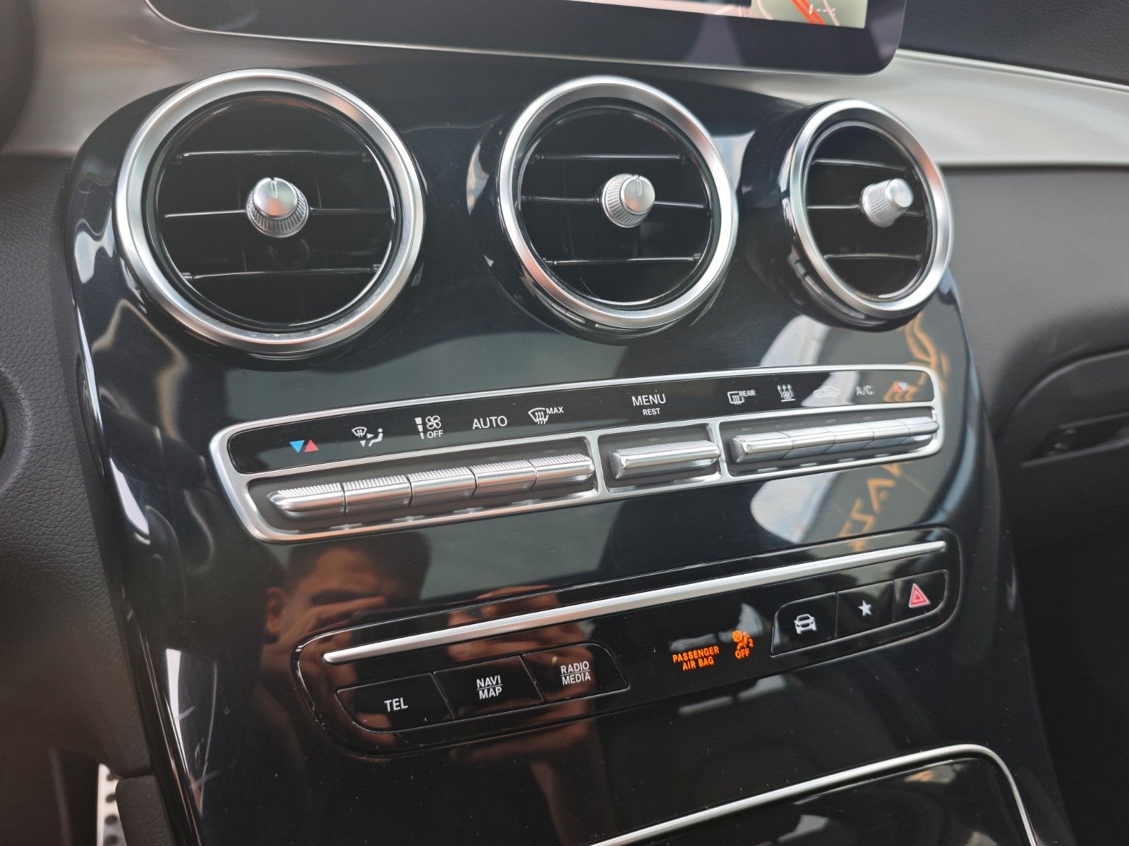 Fahrzeugabbildung Mercedes-Benz GLC 300 DE*AMG LINE*NIGHT PAKET*PANORAMA*
