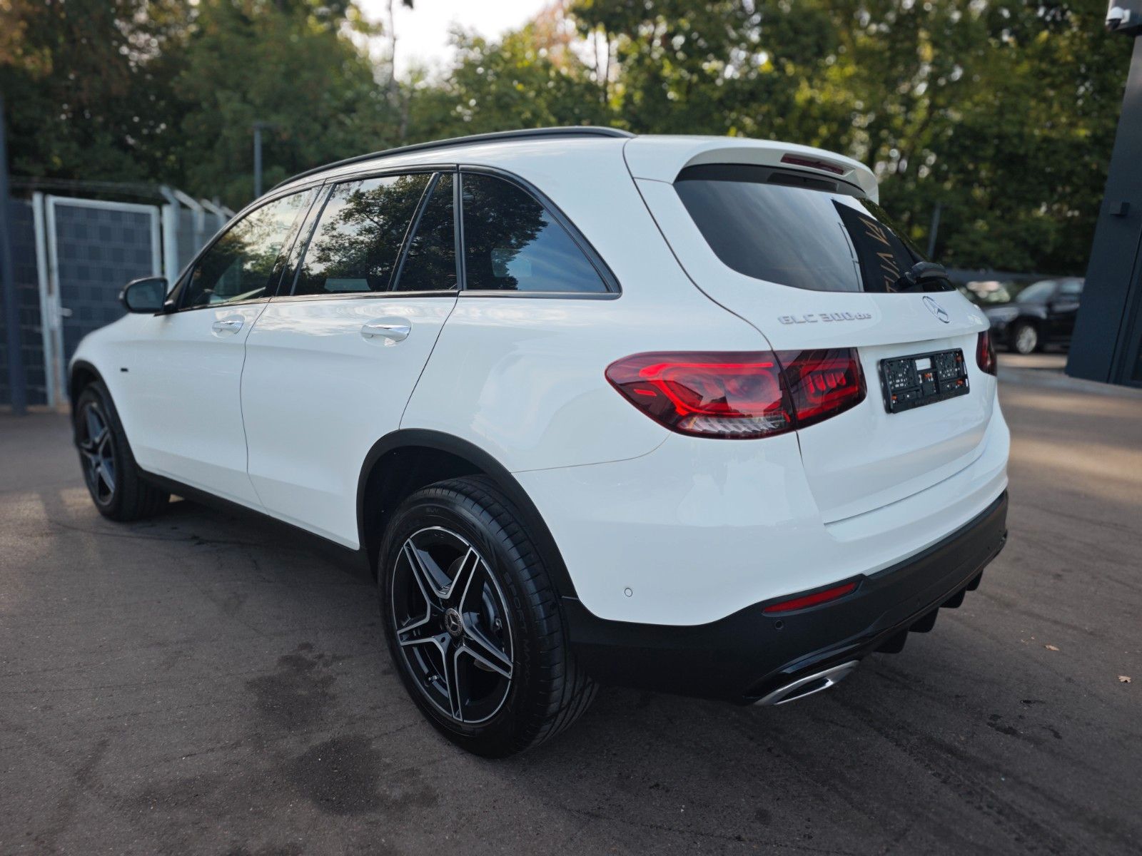 Fahrzeugabbildung Mercedes-Benz GLC 300 DE*AMG LINE*NIGHT PAKET*PANORAMA*