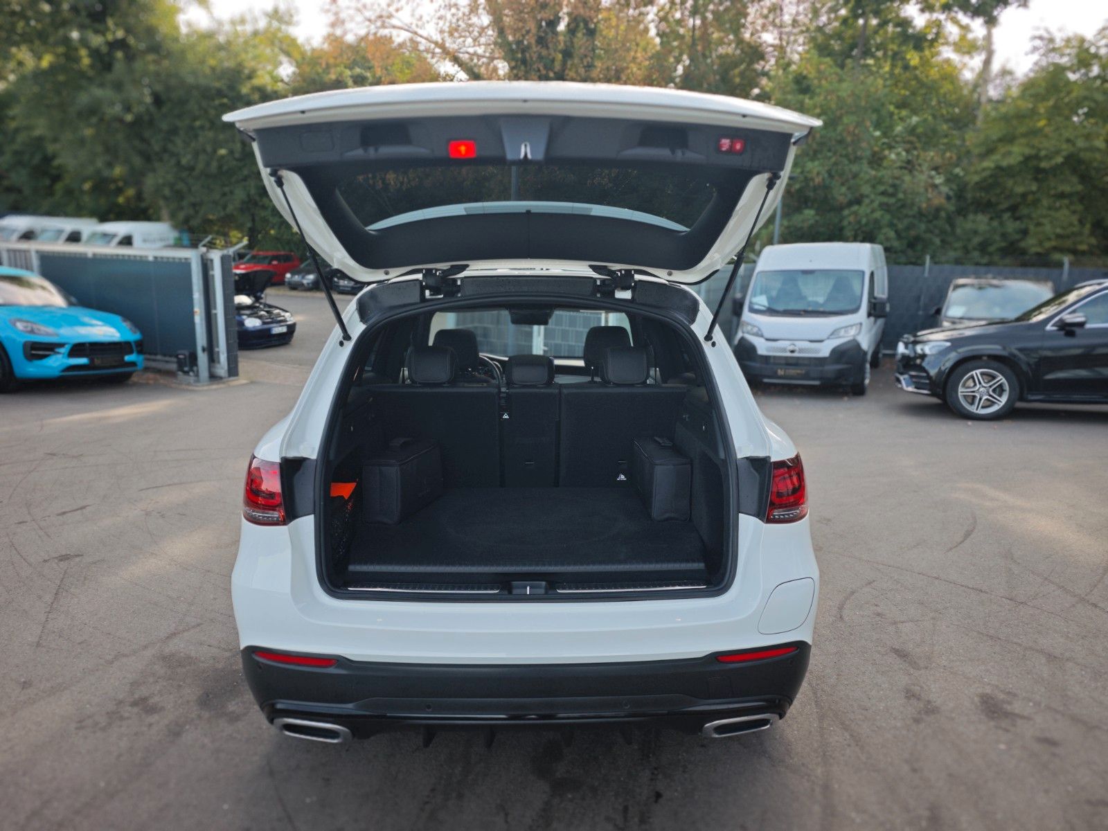Fahrzeugabbildung Mercedes-Benz GLC 300 DE*AMG LINE*NIGHT PAKET*PANORAMA*