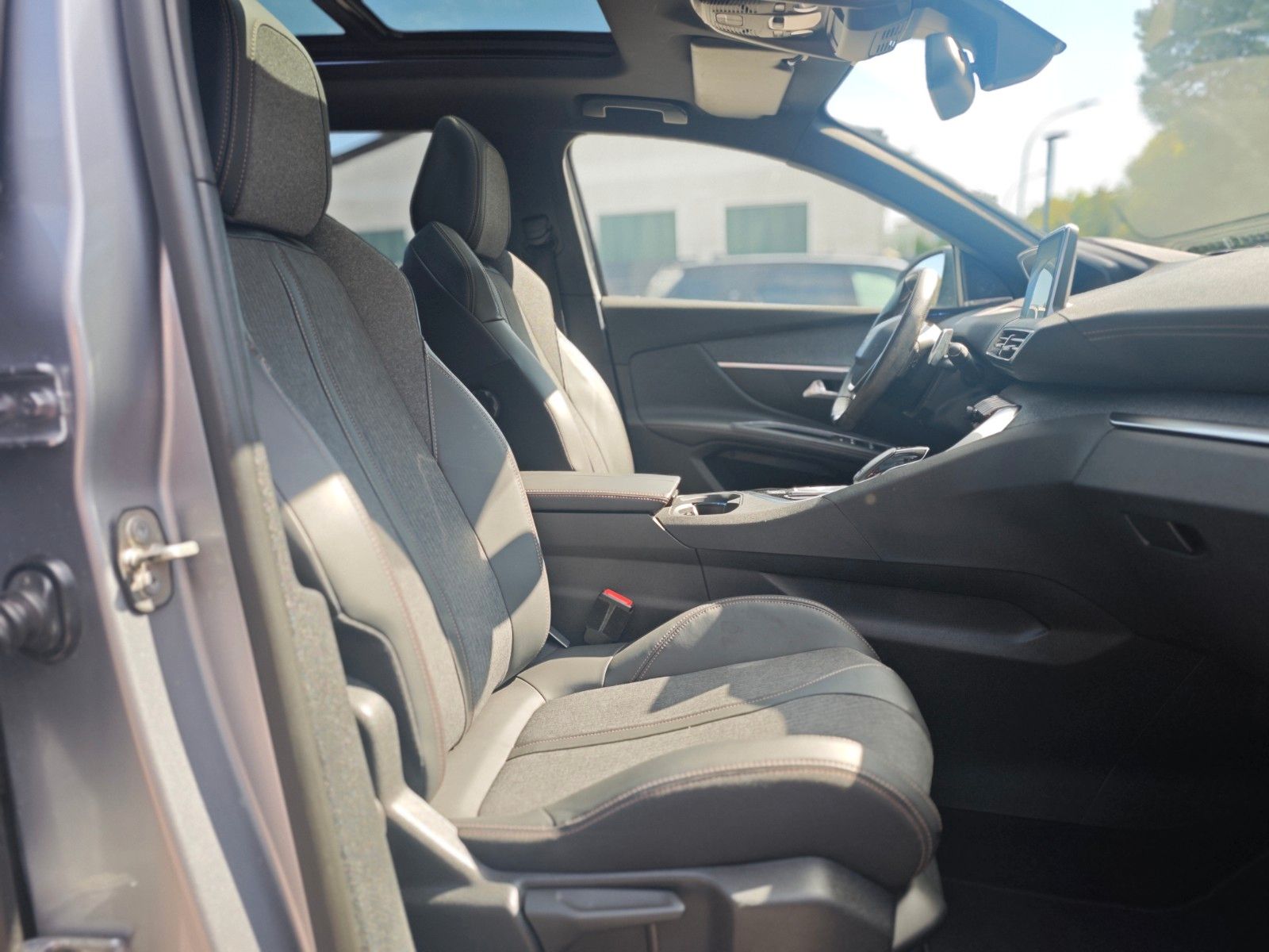 Fahrzeugabbildung Peugeot 5008 GT-LINE*AUT.*7.SITZER*AHK*ACC*PANORAMA*