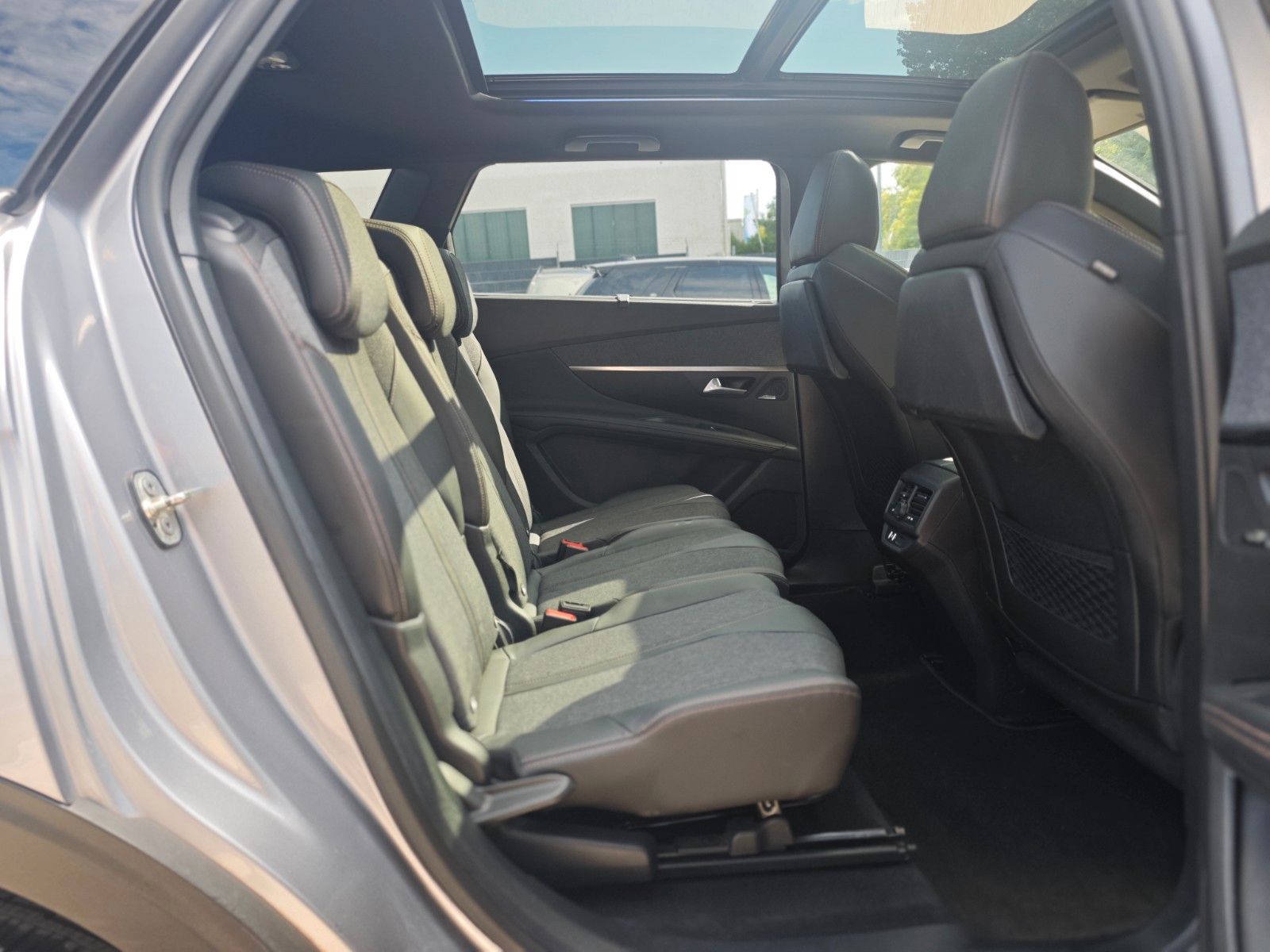 Fahrzeugabbildung Peugeot 5008 GT-LINE*AUT.*7.SITZER*AHK*ACC*PANORAMA*