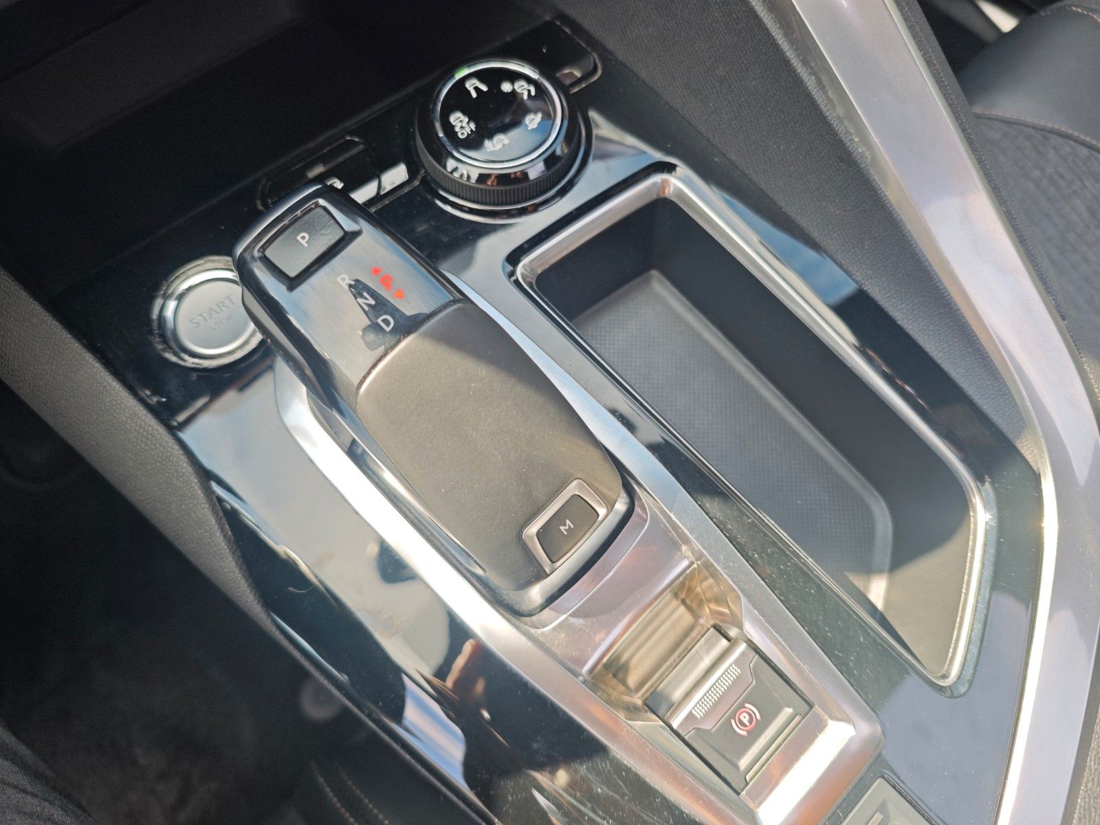 Fahrzeugabbildung Peugeot 5008 GT-LINE*AUT.*7.SITZER*AHK*ACC*PANORAMA*