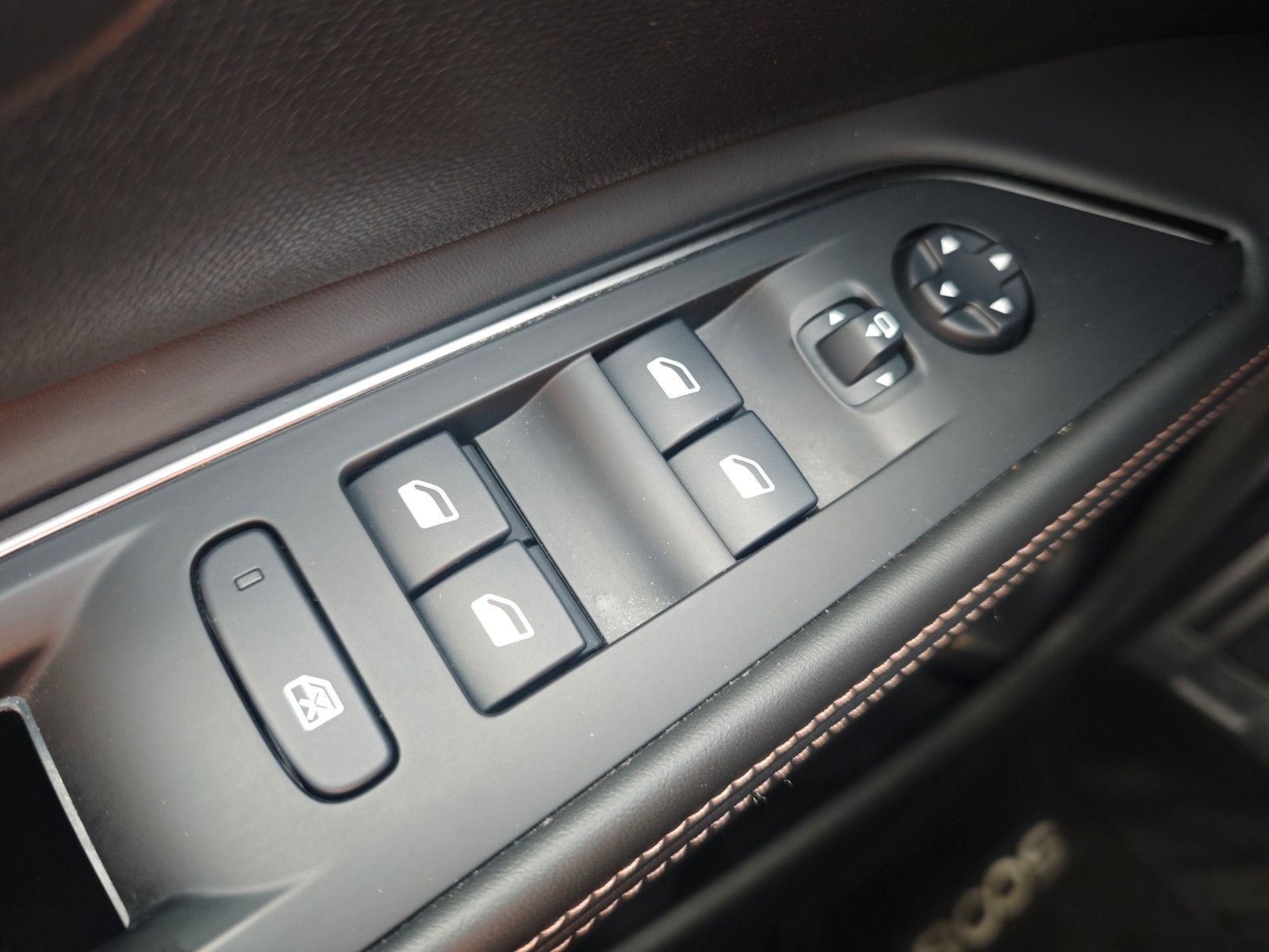 Fahrzeugabbildung Peugeot 5008 GT-LINE*AUT.*7.SITZER*AHK*ACC*PANORAMA*