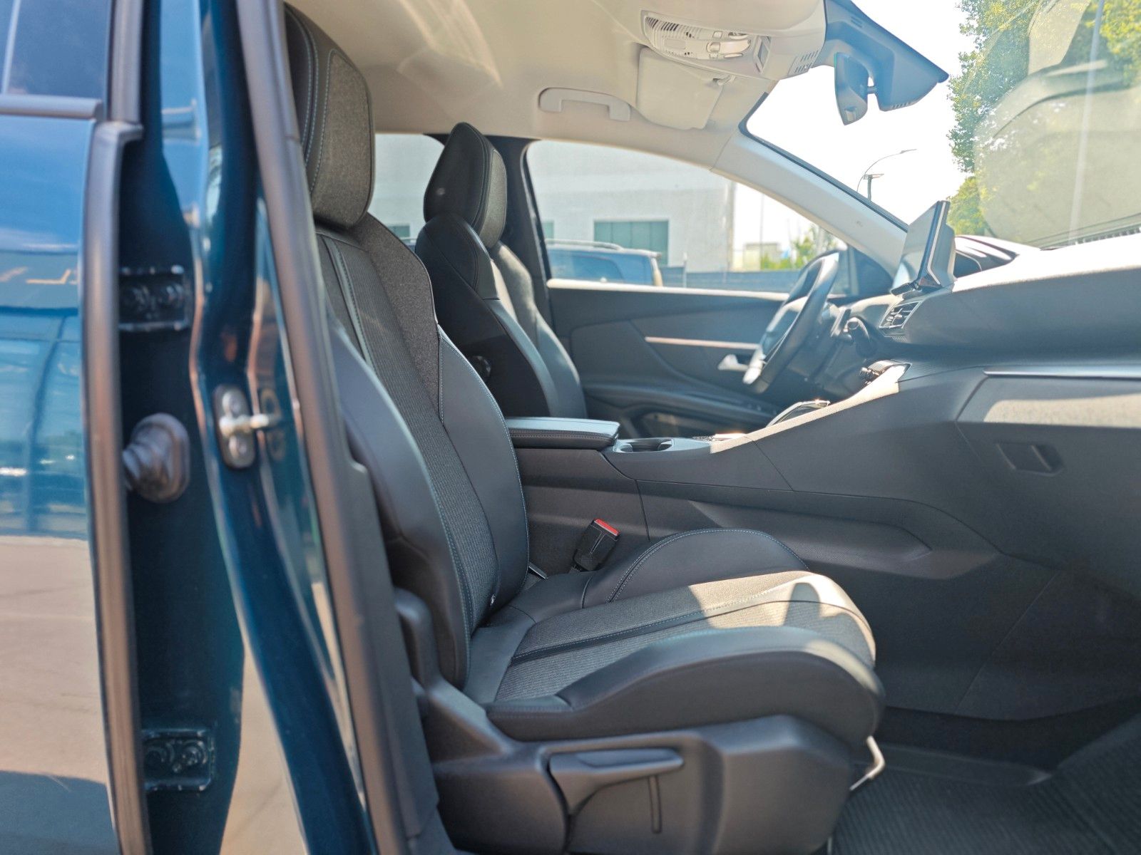 Fahrzeugabbildung Peugeot 3008 Hybrid 225 Allure*LED*PACK ASSIST*KAMERA*
