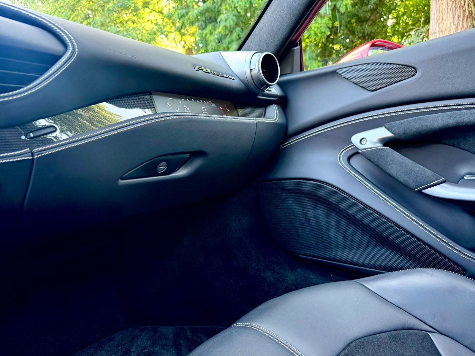 Fahrzeugabbildung Ferrari F8 TRIBUTO DCT *KERAMIK*LIFT*CARBON*PPF*DISPLAY*