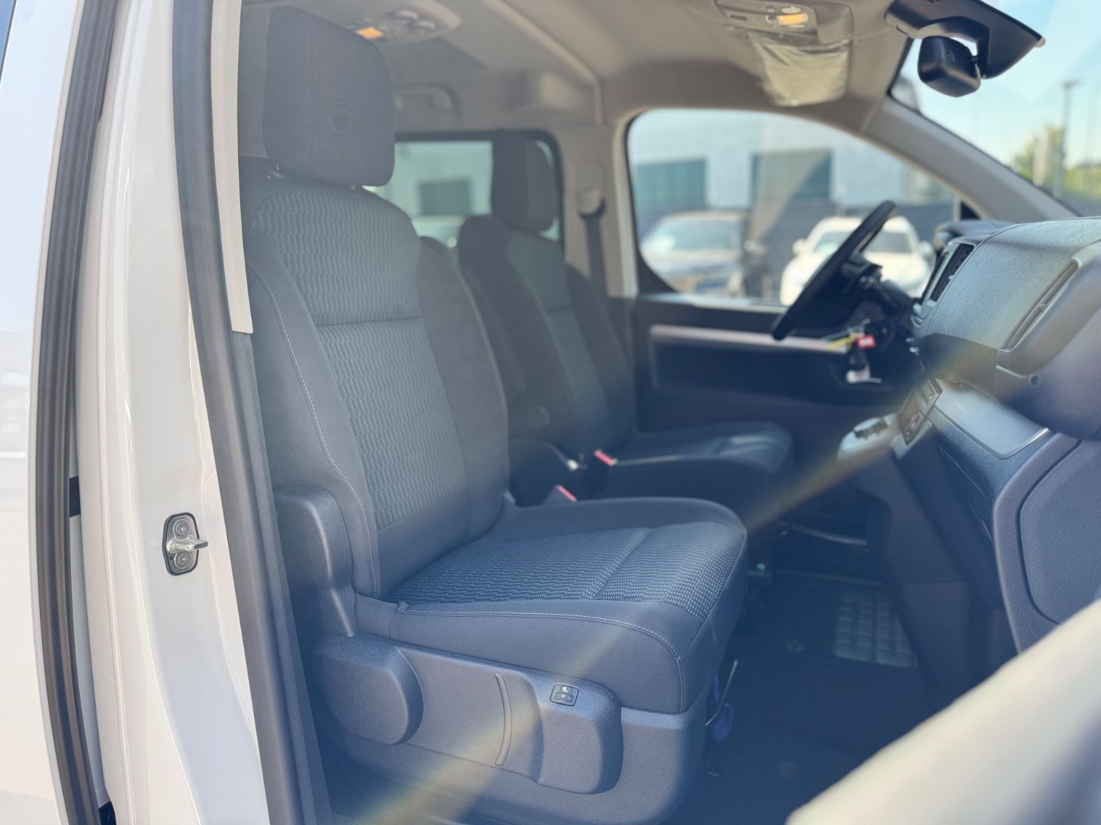 Fahrzeugabbildung Peugeot TRAVELLER ALLURE*AUT.*8.SITZER*NAVI*KAMERA*
