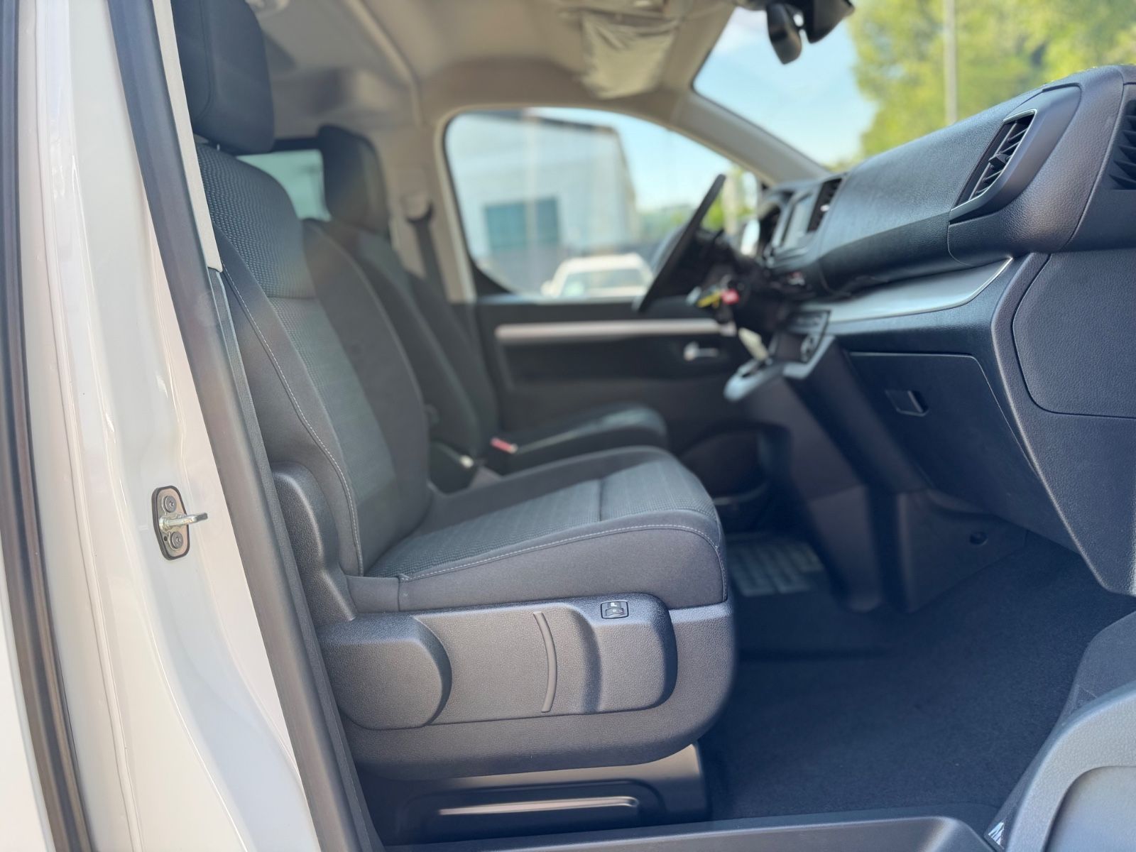 Fahrzeugabbildung Peugeot TRAVELLER ALLURE*AUT.*8.SITZER*NAVI*KAMERA*