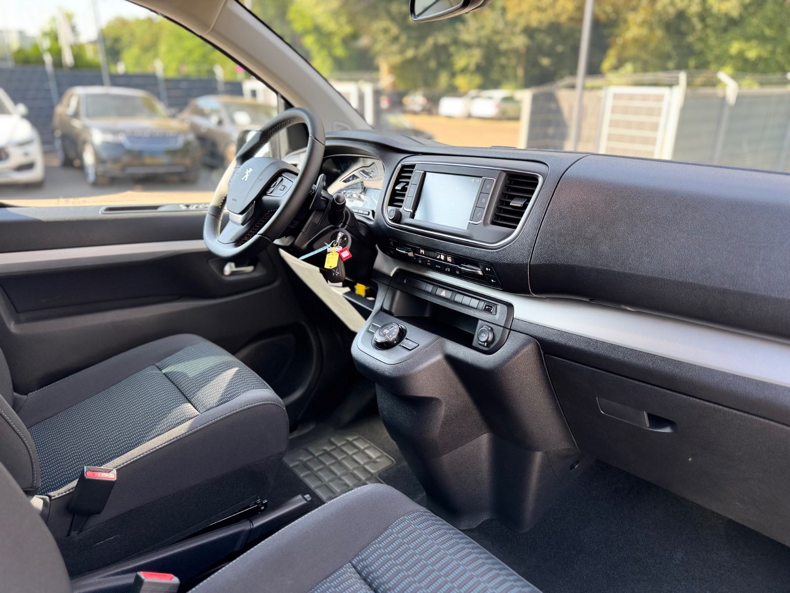 Fahrzeugabbildung Peugeot TRAVELLER ALLURE*AUT.*8.SITZER*NAVI*KAMERA*