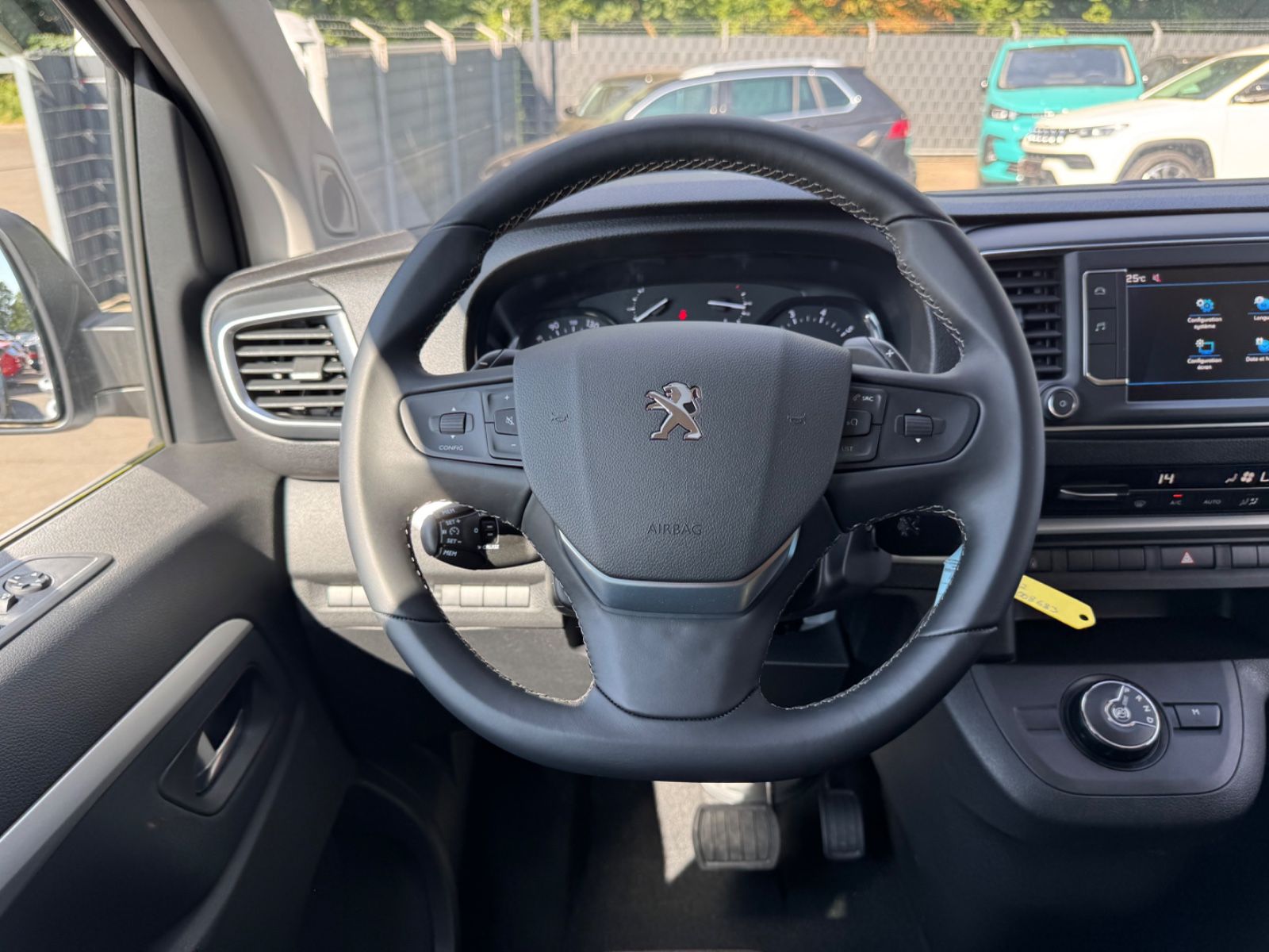 Fahrzeugabbildung Peugeot TRAVELLER ALLURE*AUT.*8.SITZER*NAVI*KAMERA*