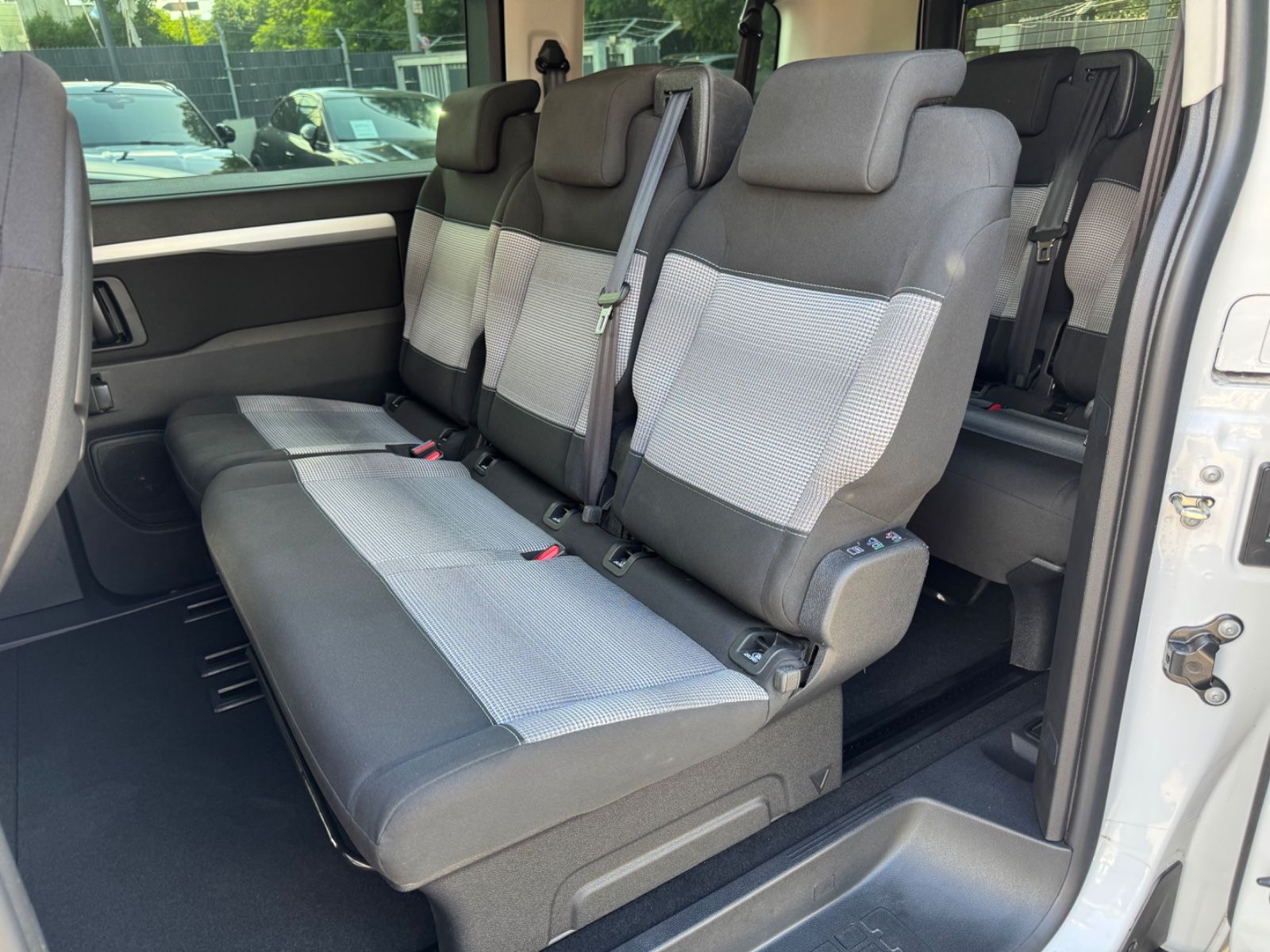 Fahrzeugabbildung Peugeot TRAVELLER ALLURE*AUT.*8.SITZER*NAVI*KAMERA*