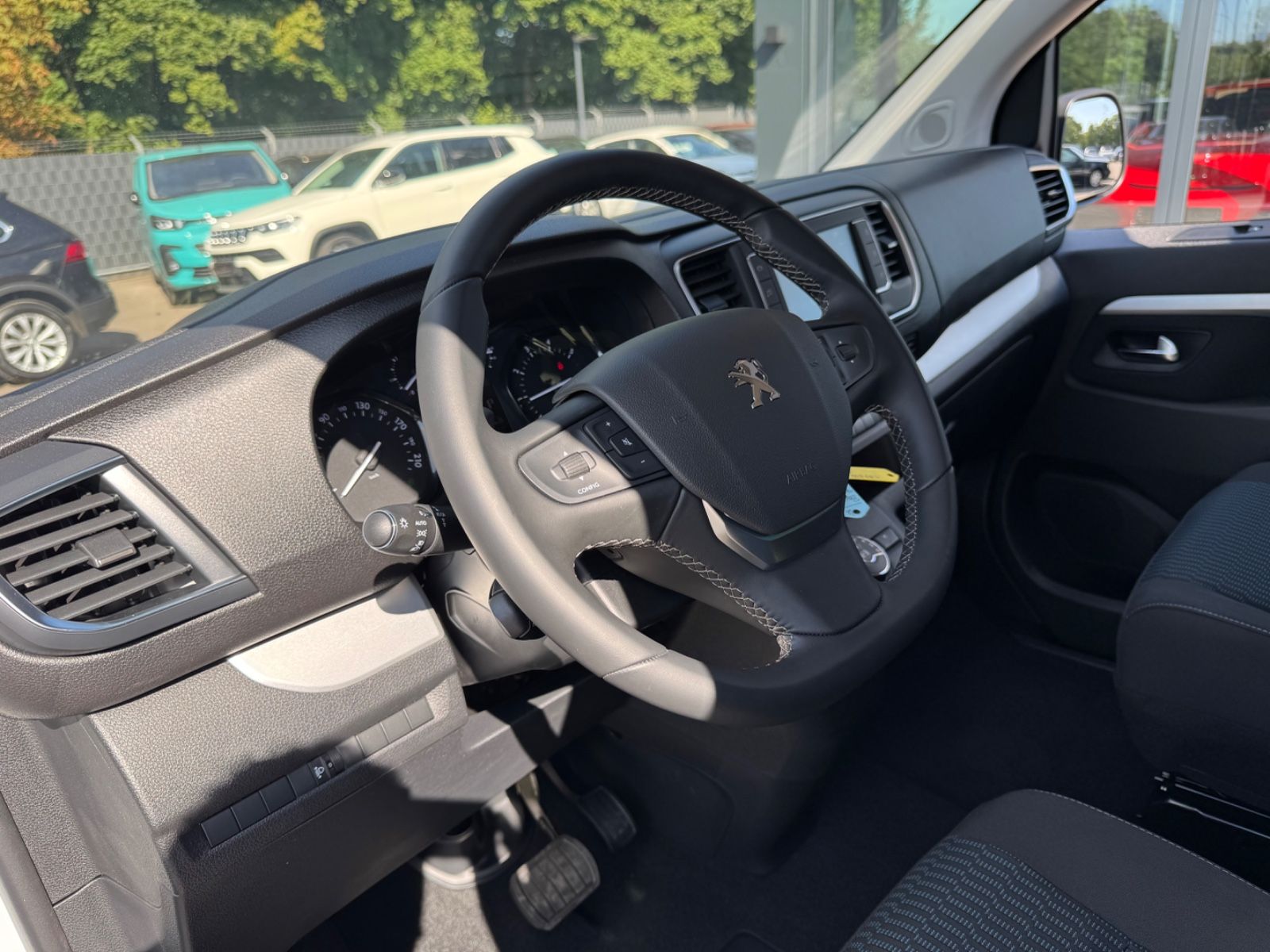 Fahrzeugabbildung Peugeot TRAVELLER ALLURE*AUT.*8.SITZER*NAVI*KAMERA*