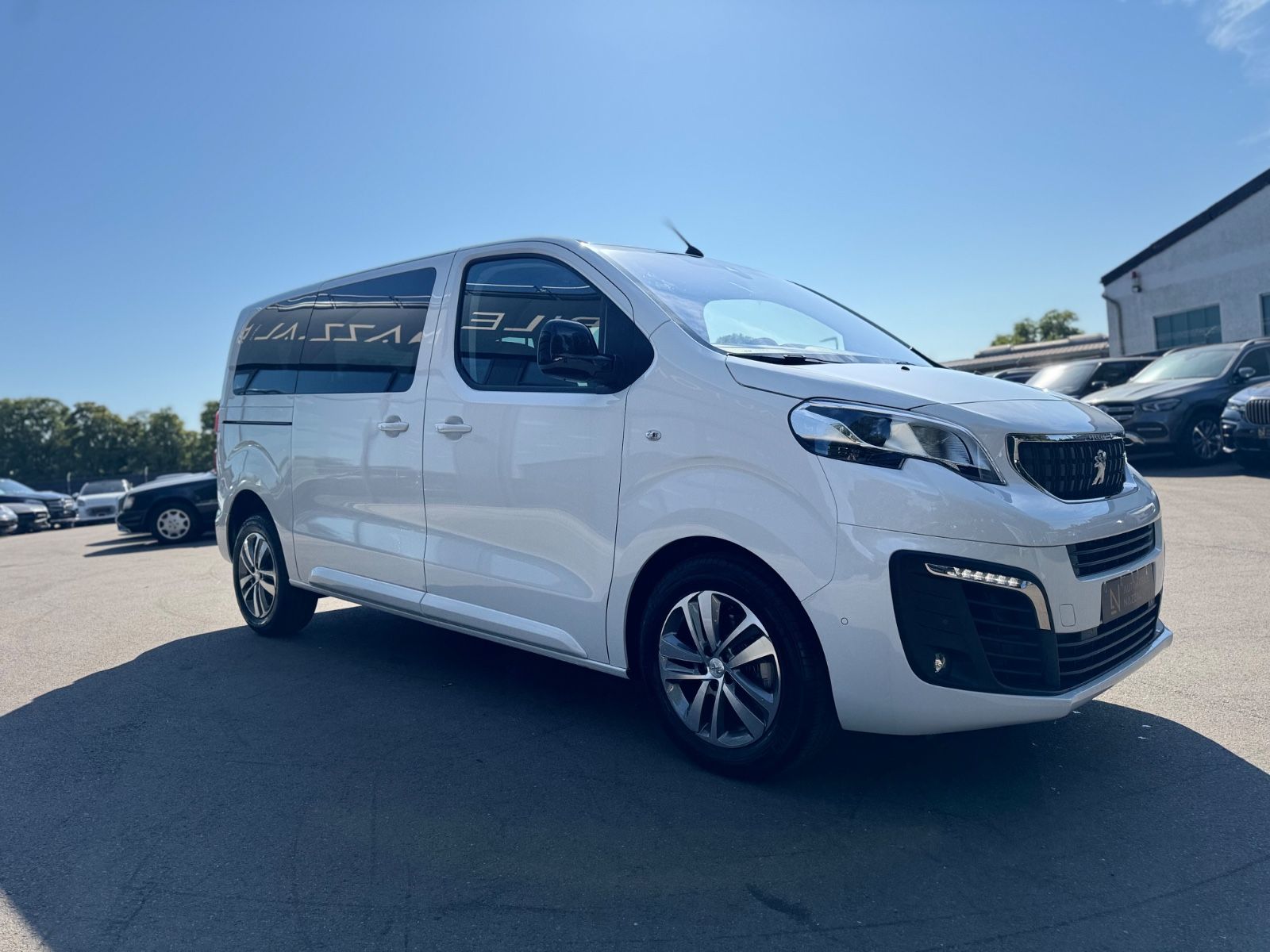 Fahrzeugabbildung Peugeot TRAVELLER ALLURE*AUT.*8.SITZER*NAVI*KAMERA*