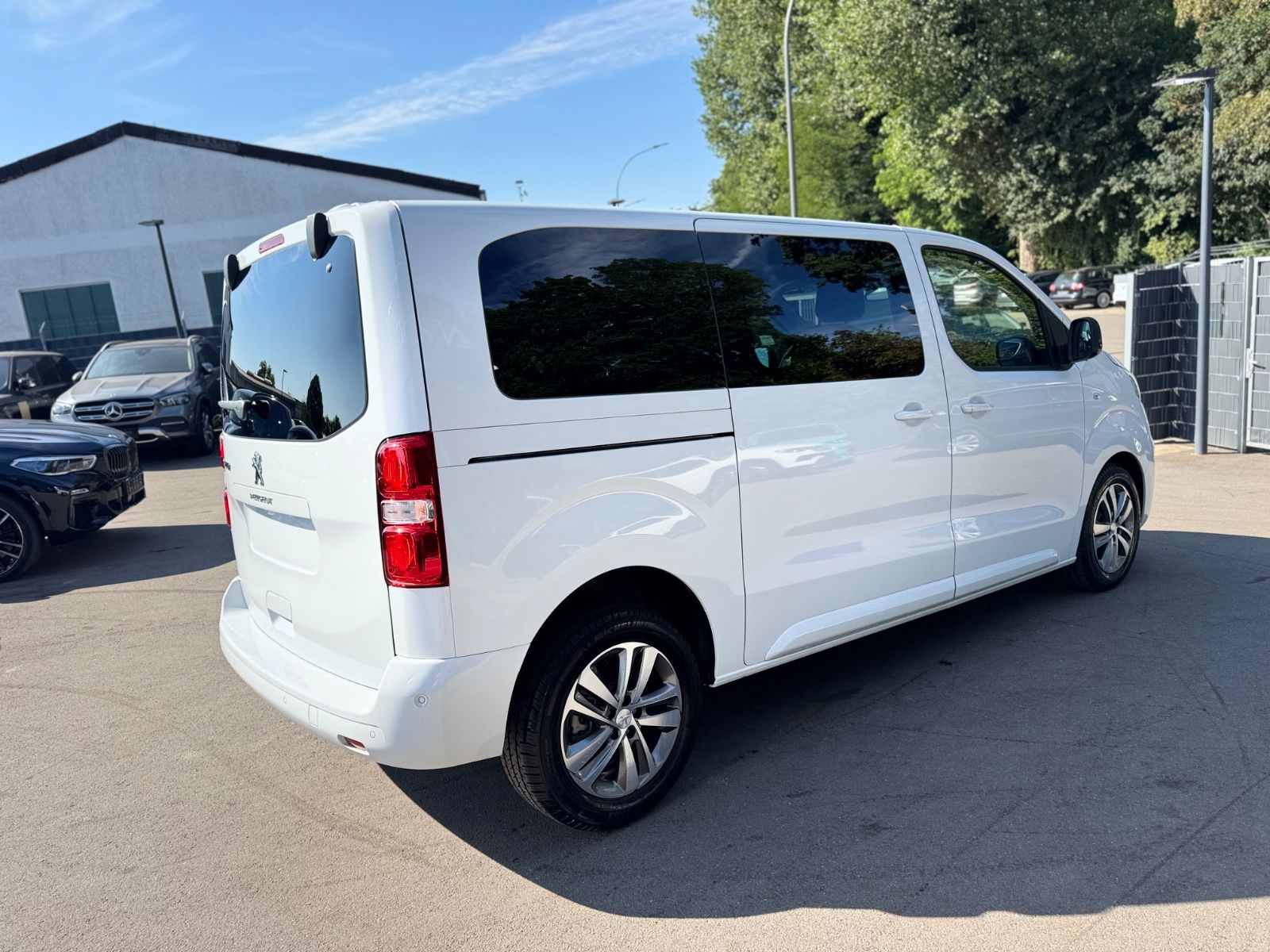 Fahrzeugabbildung Peugeot TRAVELLER ALLURE*AUT.*8.SITZER*NAVI*KAMERA*