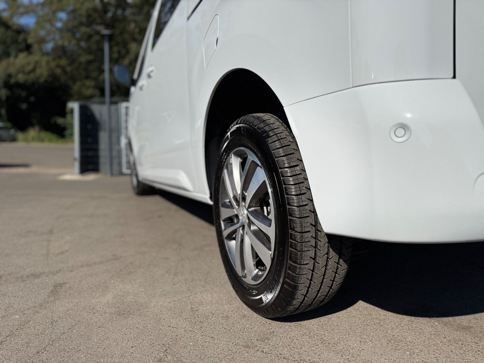 Fahrzeugabbildung Peugeot TRAVELLER ALLURE*AUT.*8.SITZER*NAVI*KAMERA*