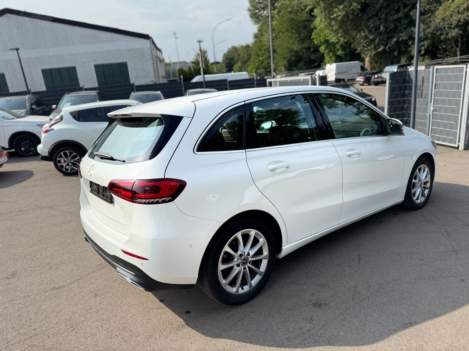 Fahrzeugabbildung Mercedes-Benz B 180 *SPORTPAKET*MULTIBEAM*LEDER BRAUN*LED*