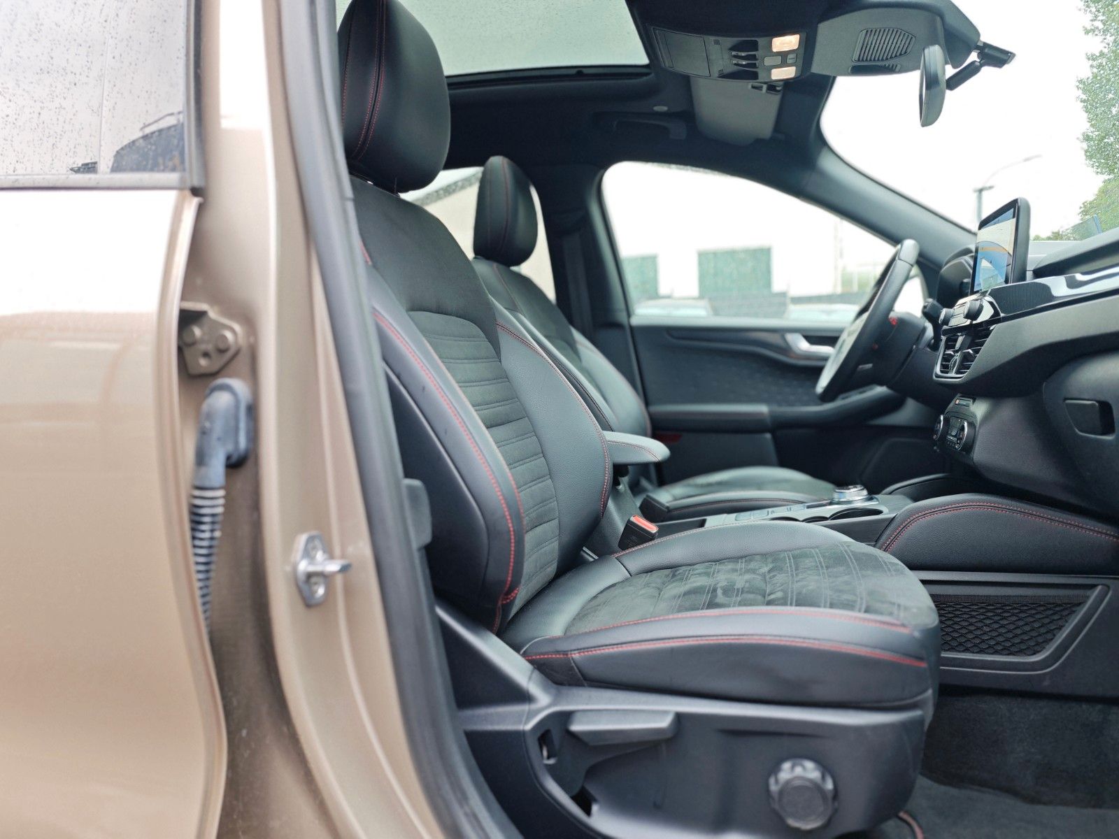 Fahrzeugabbildung Ford KUGA ST-LINE X PLUG IN HYBRID*PANO*LED*