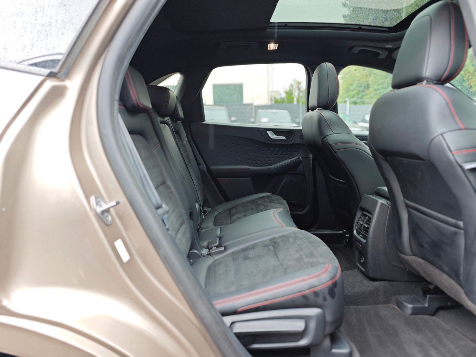 Fahrzeugabbildung Ford KUGA ST-LINE X PLUG IN HYBRID*PANO*LED*