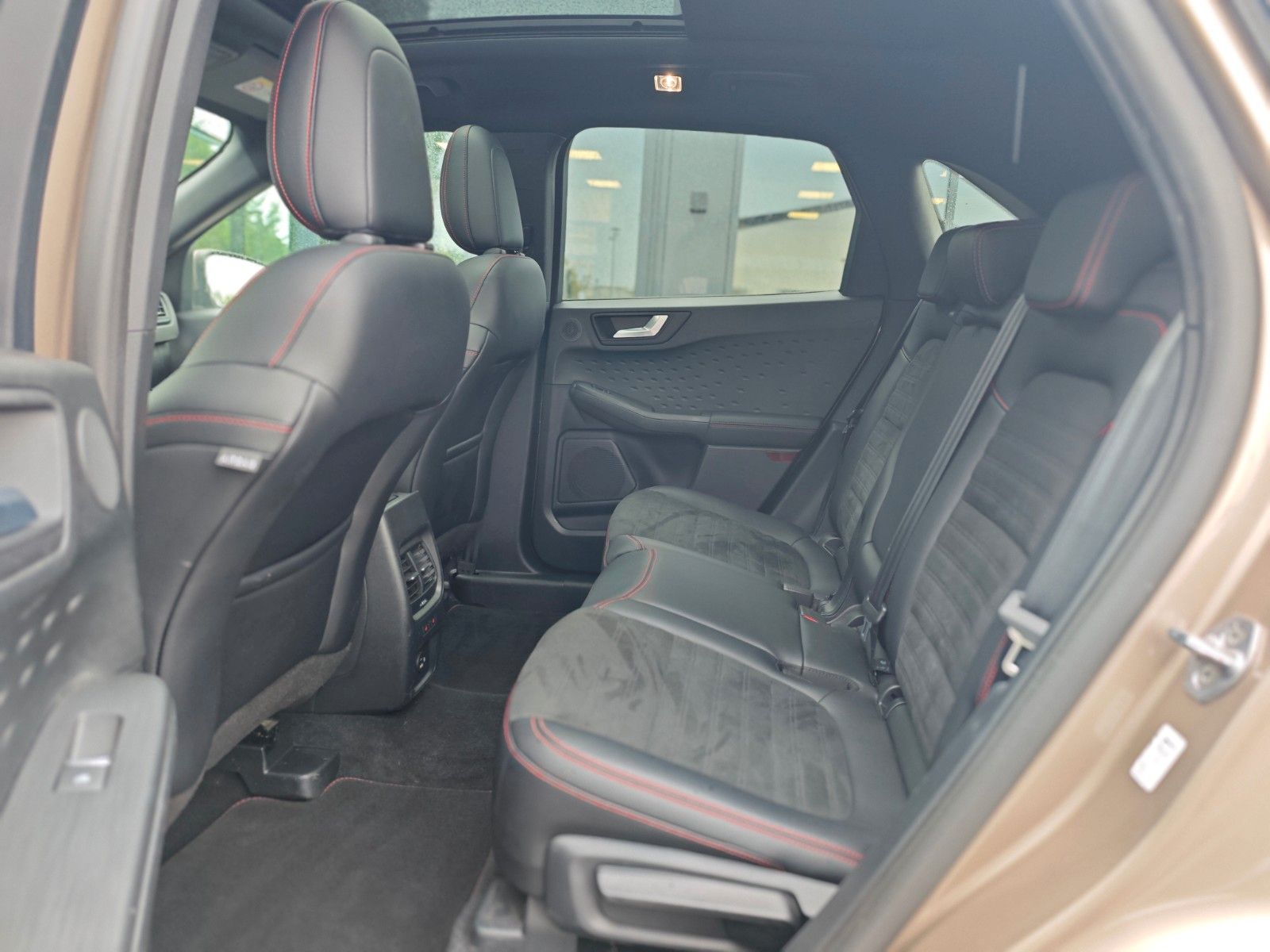 Fahrzeugabbildung Ford KUGA ST-LINE X PLUG IN HYBRID*PANO*LED*