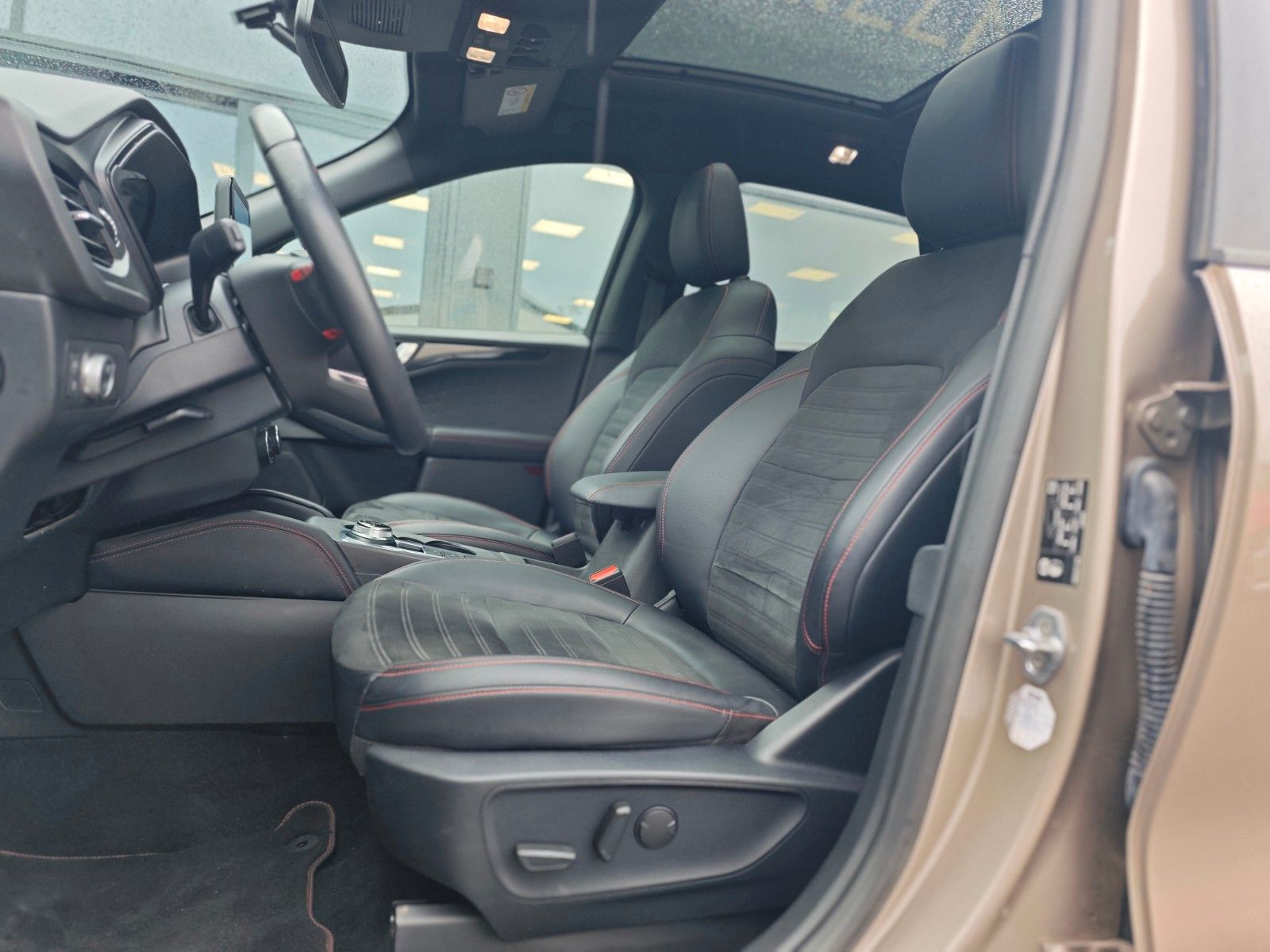 Fahrzeugabbildung Ford KUGA ST-LINE X PLUG IN HYBRID*PANO*LED*