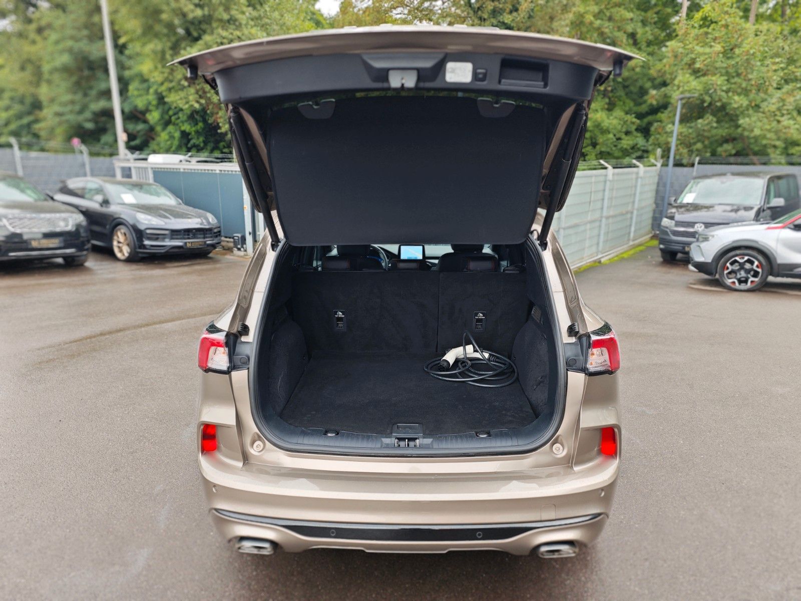 Fahrzeugabbildung Ford KUGA ST-LINE X PLUG IN HYBRID*PANO*LED*