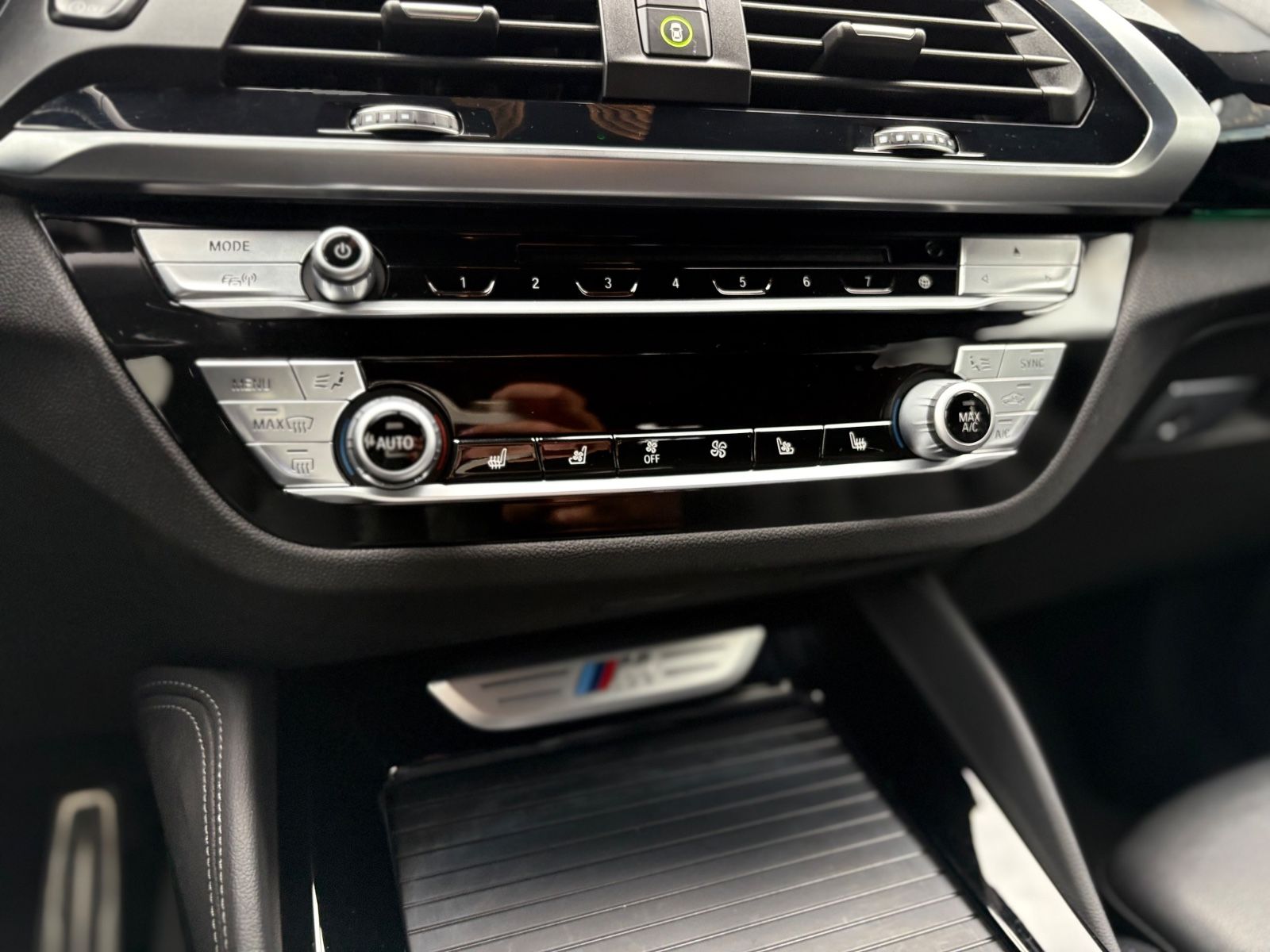 Fahrzeugabbildung BMW X4 M40i*SHADOW*BMW LIVE*PANORAMA*21.Z*360°*