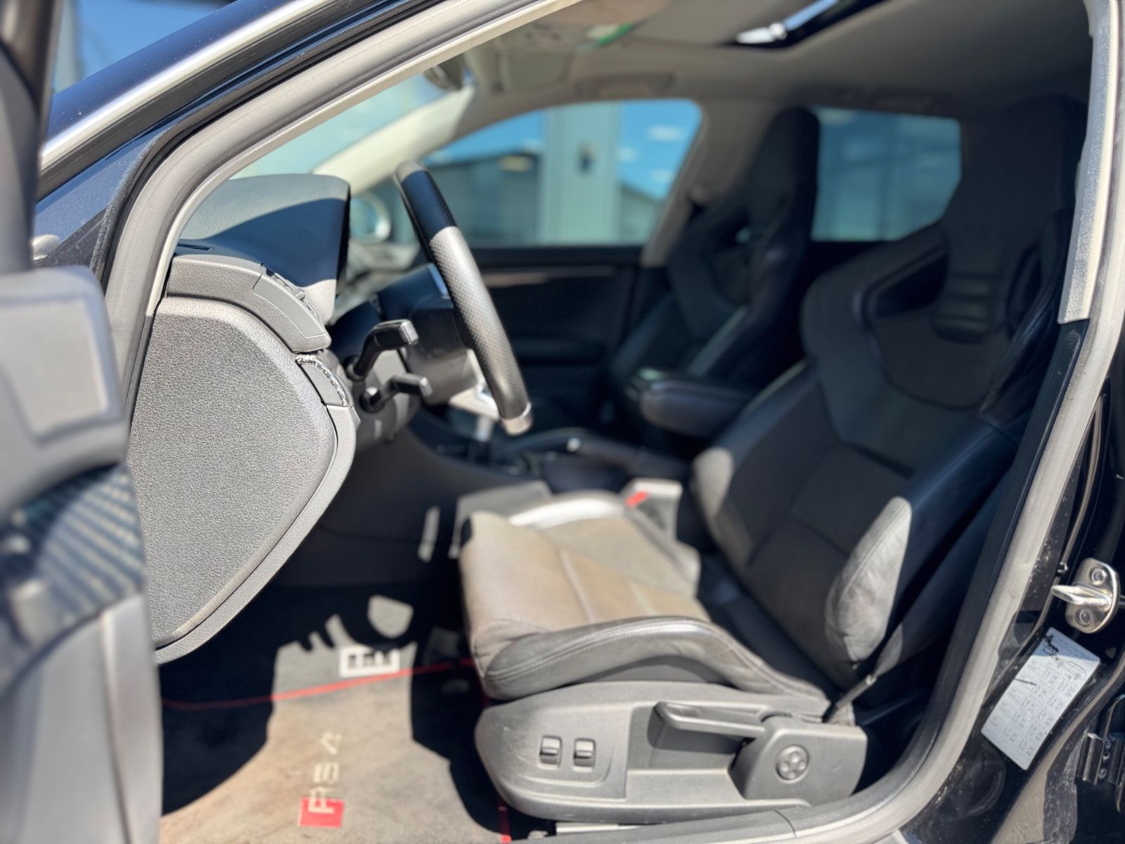 Fahrzeugabbildung Audi RS4 4.2 QUATTRO*RS-SCHALENSITZE*MILTEK*KERAMIK*