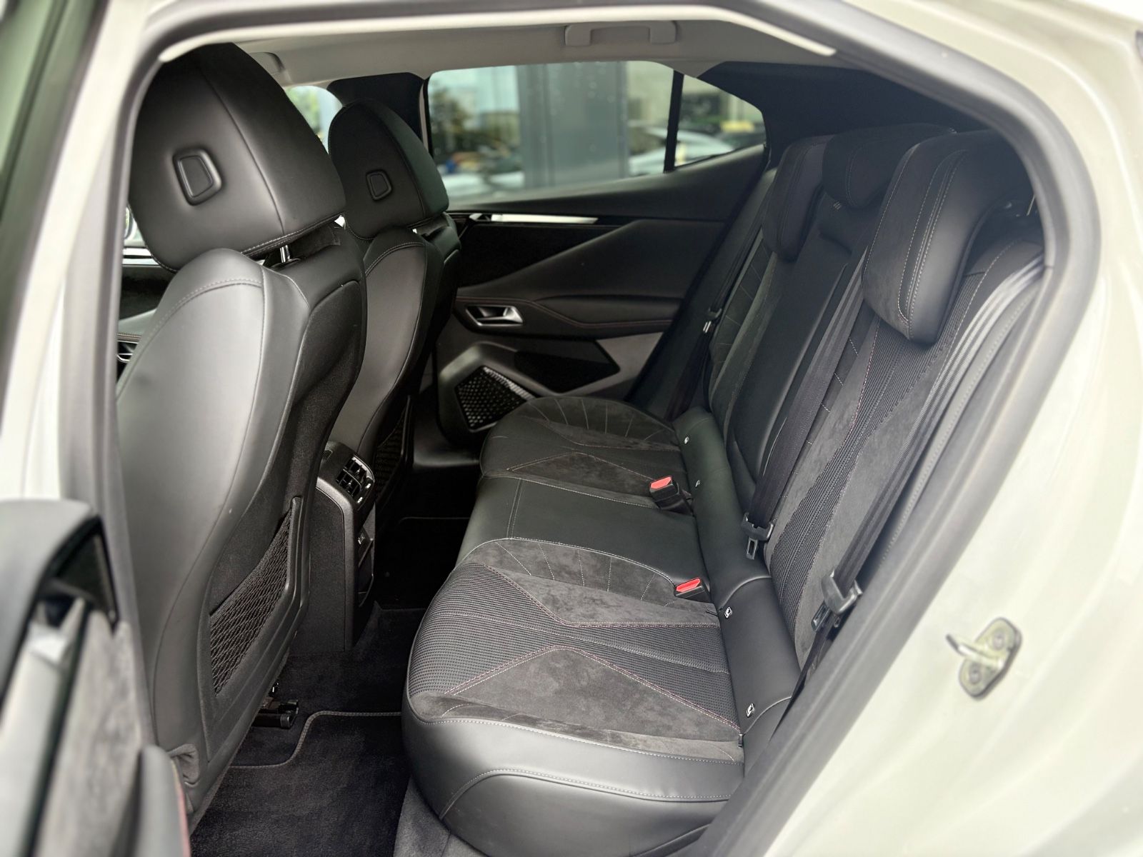 Fahrzeugabbildung DS Automobiles DS4  PERFORMANCE LINE +ALCANTARA*LED*PANORAMA*