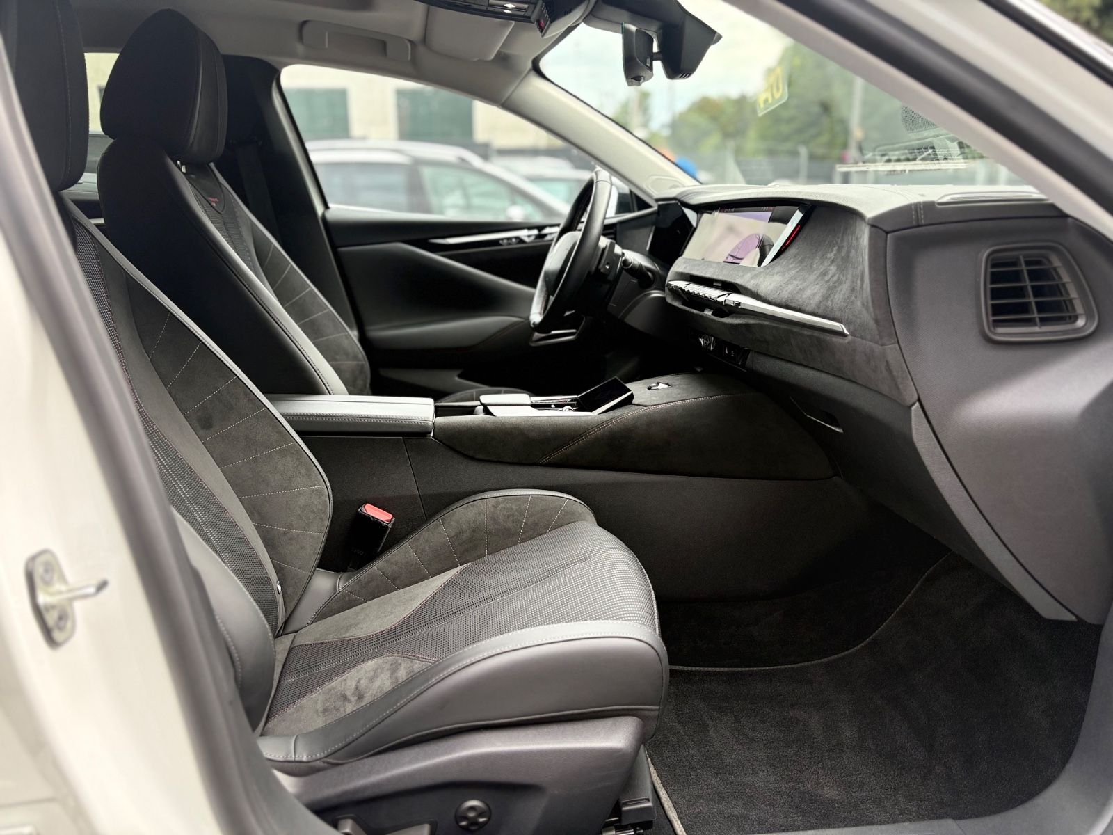 Fahrzeugabbildung DS Automobiles DS4  PERFORMANCE LINE +ALCANTARA*LED*PANORAMA*
