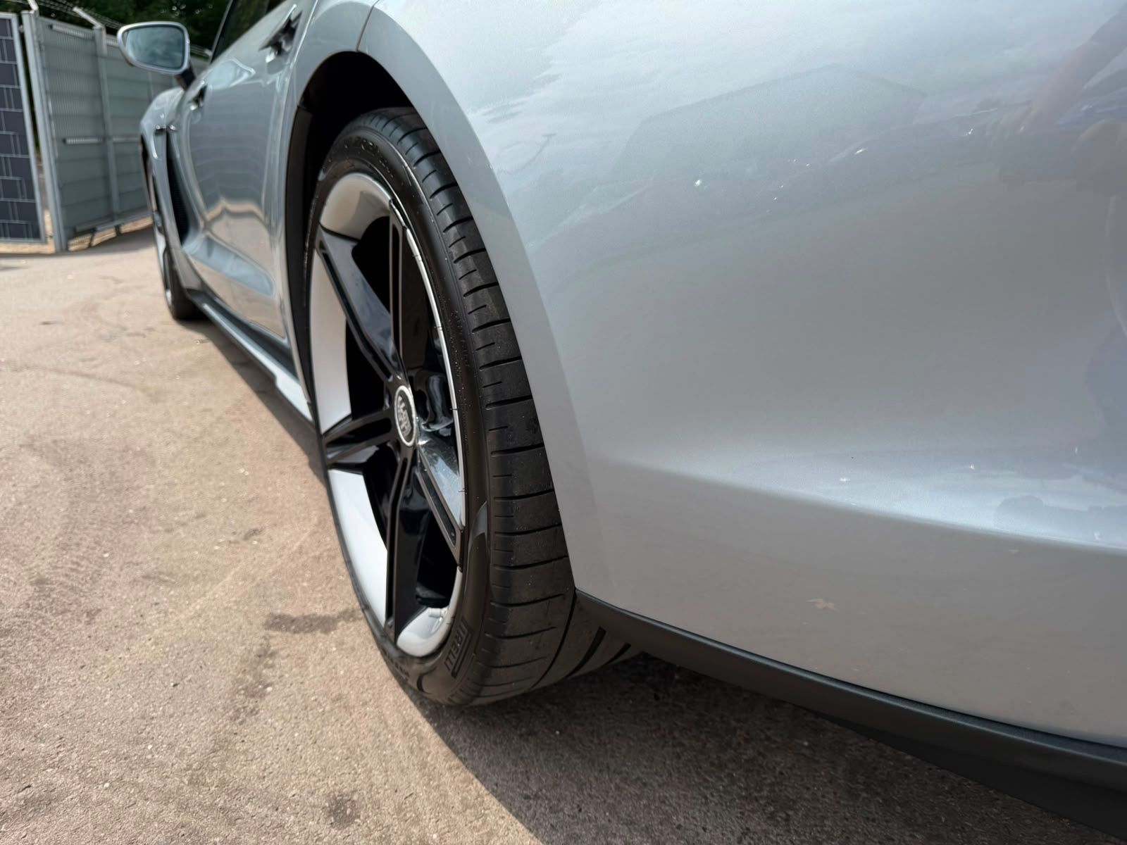 Fahrzeugabbildung Porsche TAYCAN 4S *SPORT-CHRONO*SPORT-DESIGN*PANO*LUFT*