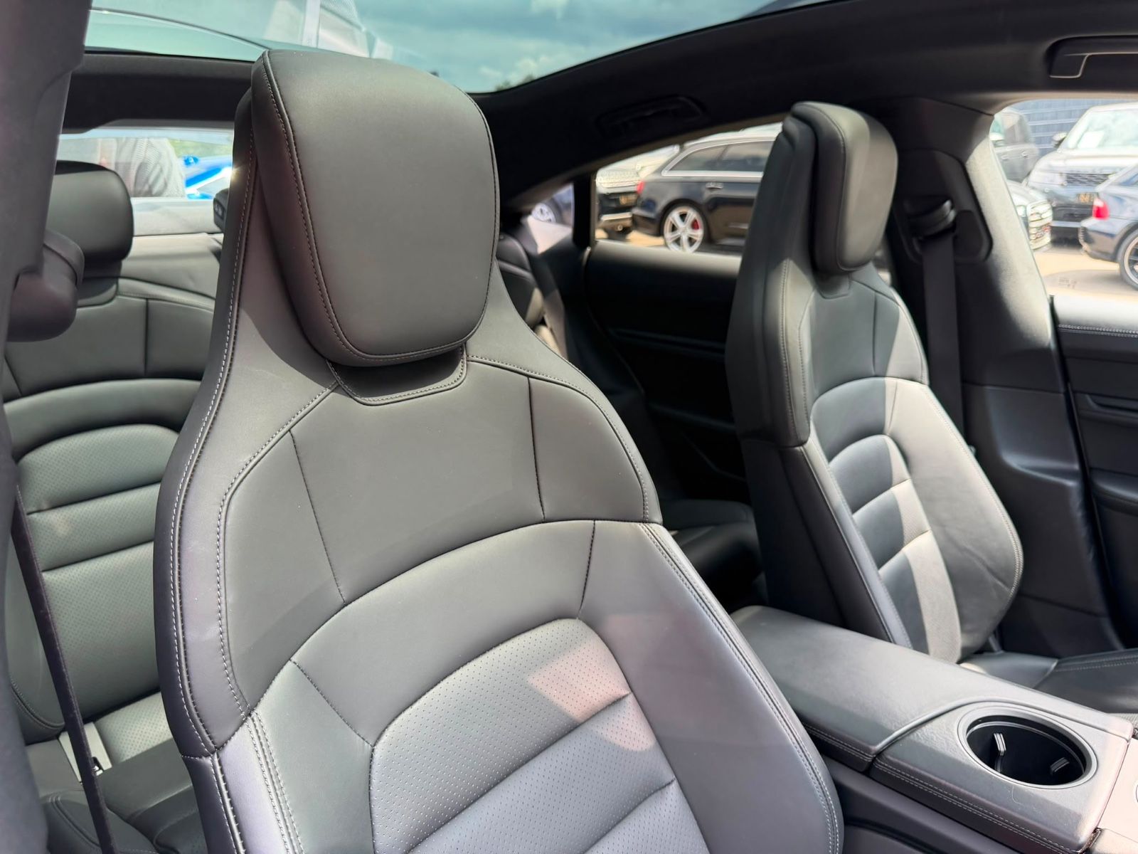 Fahrzeugabbildung Porsche TAYCAN 4S *SPORT-CHRONO*SPORT-DESIGN*PANO*LUFT*