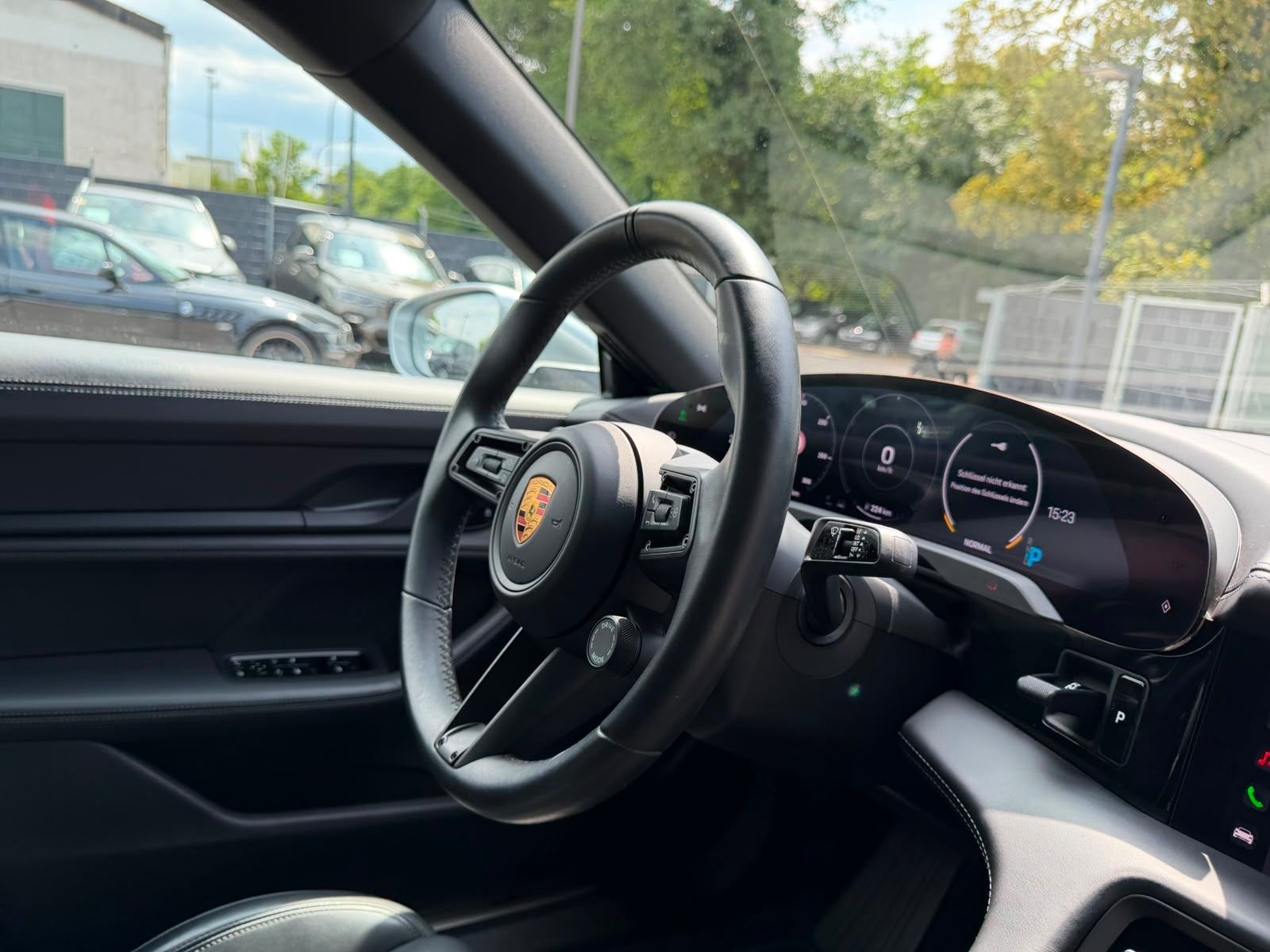 Fahrzeugabbildung Porsche TAYCAN 4S *SPORT-CHRONO*SPORT-DESIGN*PANO*LUFT*