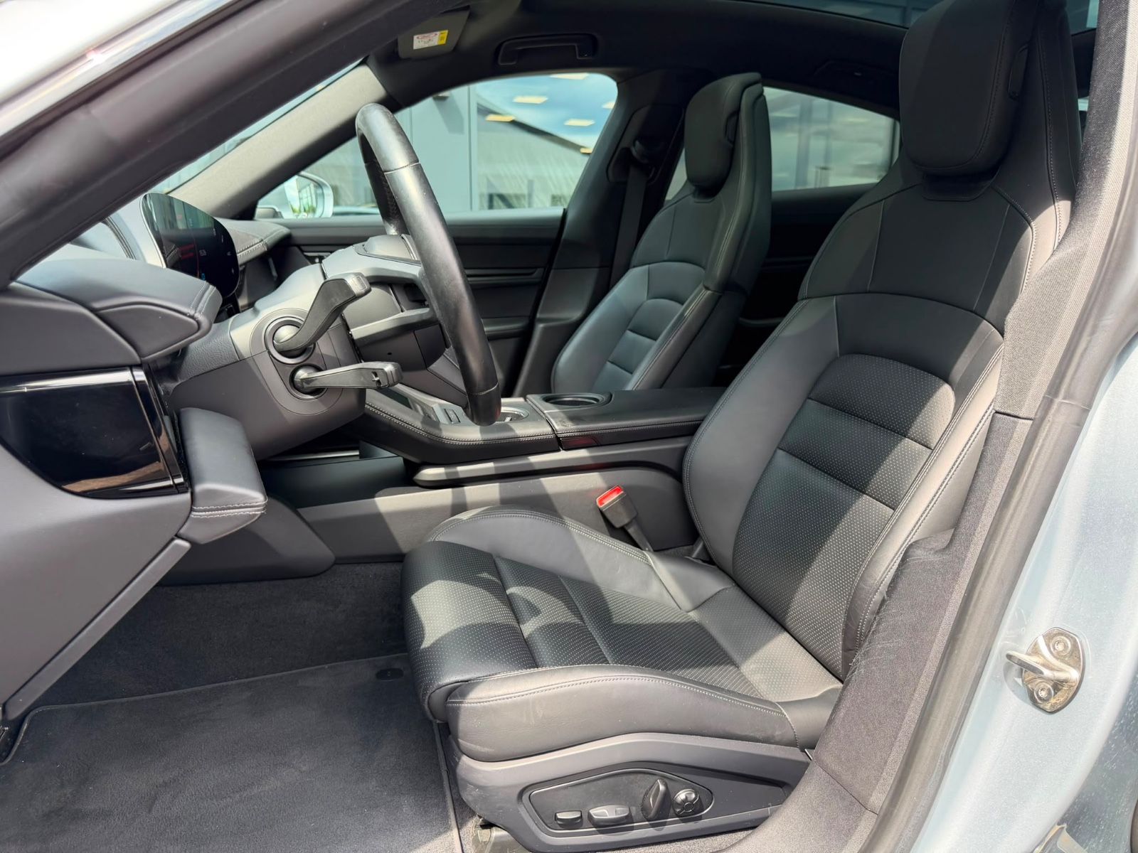 Fahrzeugabbildung Porsche TAYCAN 4S *SPORT-CHRONO*SPORT-DESIGN*PANO*LUFT*
