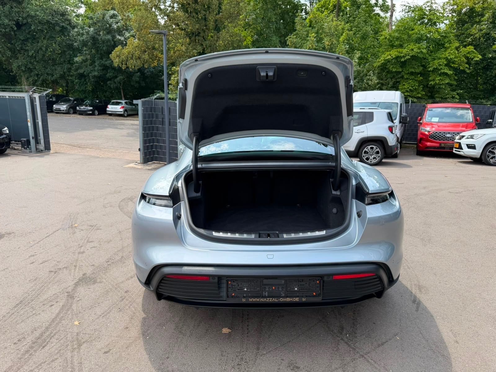 Fahrzeugabbildung Porsche TAYCAN 4S *SPORT-CHRONO*SPORT-DESIGN*PANO*LUFT*