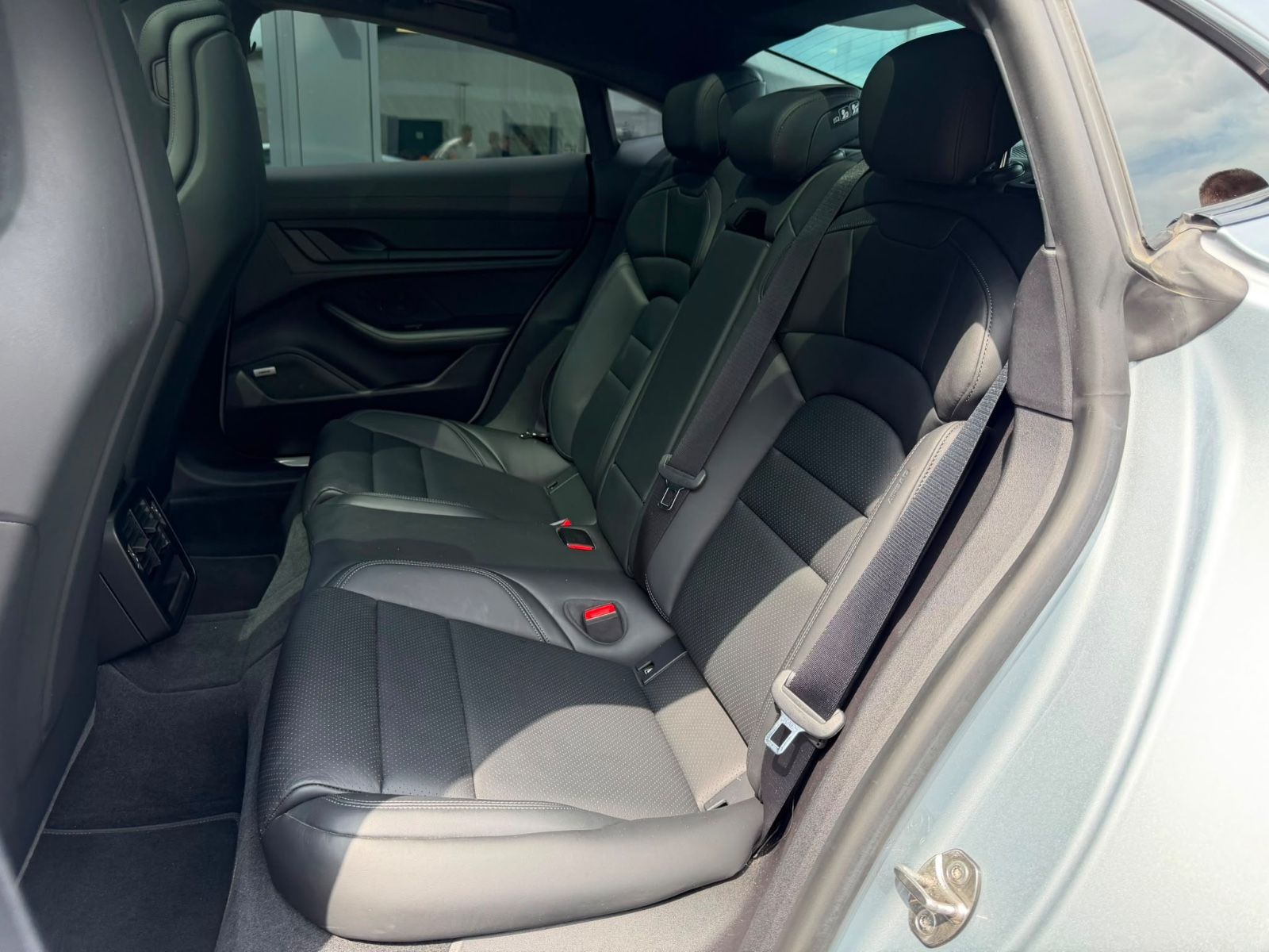 Fahrzeugabbildung Porsche TAYCAN 4S *SPORT-CHRONO*SPORT-DESIGN*PANO*LUFT*