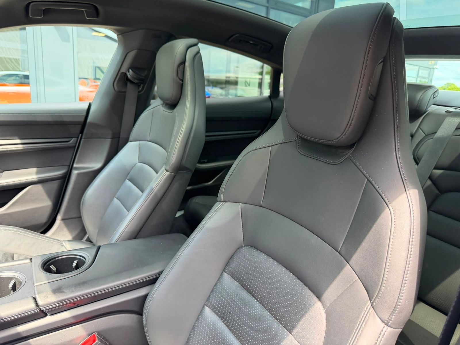 Fahrzeugabbildung Porsche TAYCAN 4S *SPORT-CHRONO*SPORT-DESIGN*PANO*LUFT*