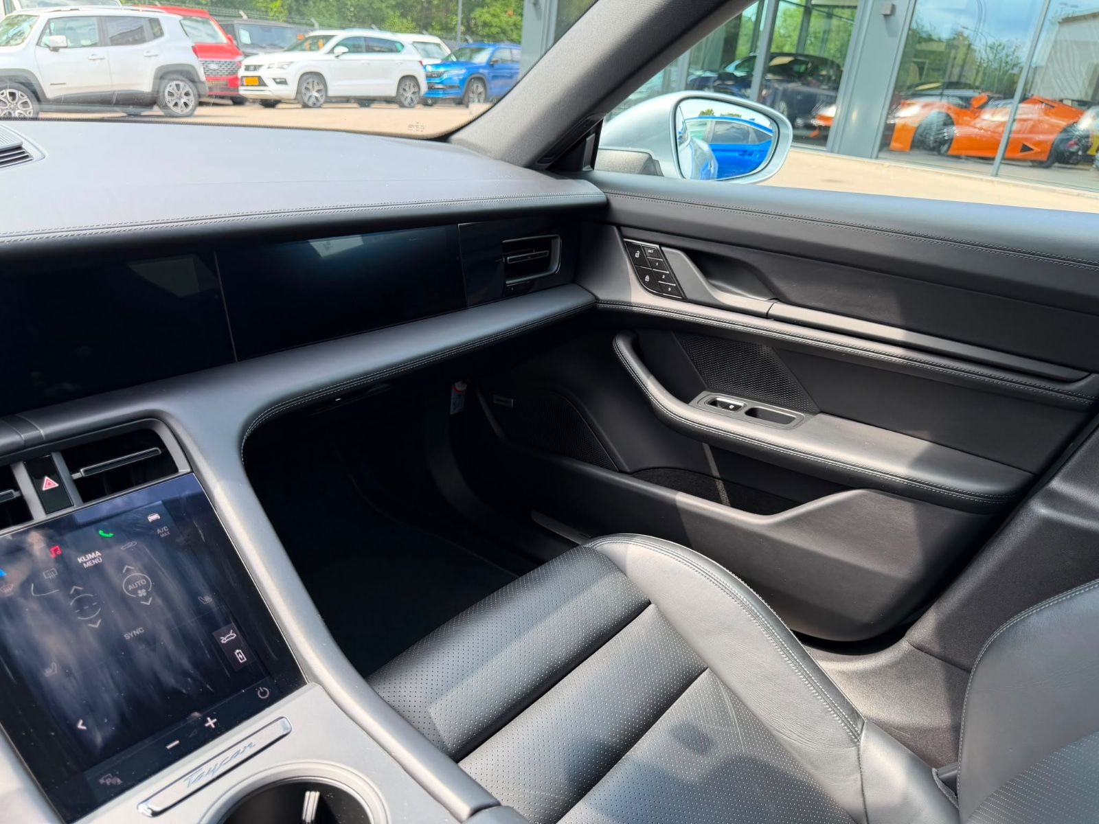 Fahrzeugabbildung Porsche TAYCAN 4S *SPORT-CHRONO*SPORT-DESIGN*PANO*LUFT*