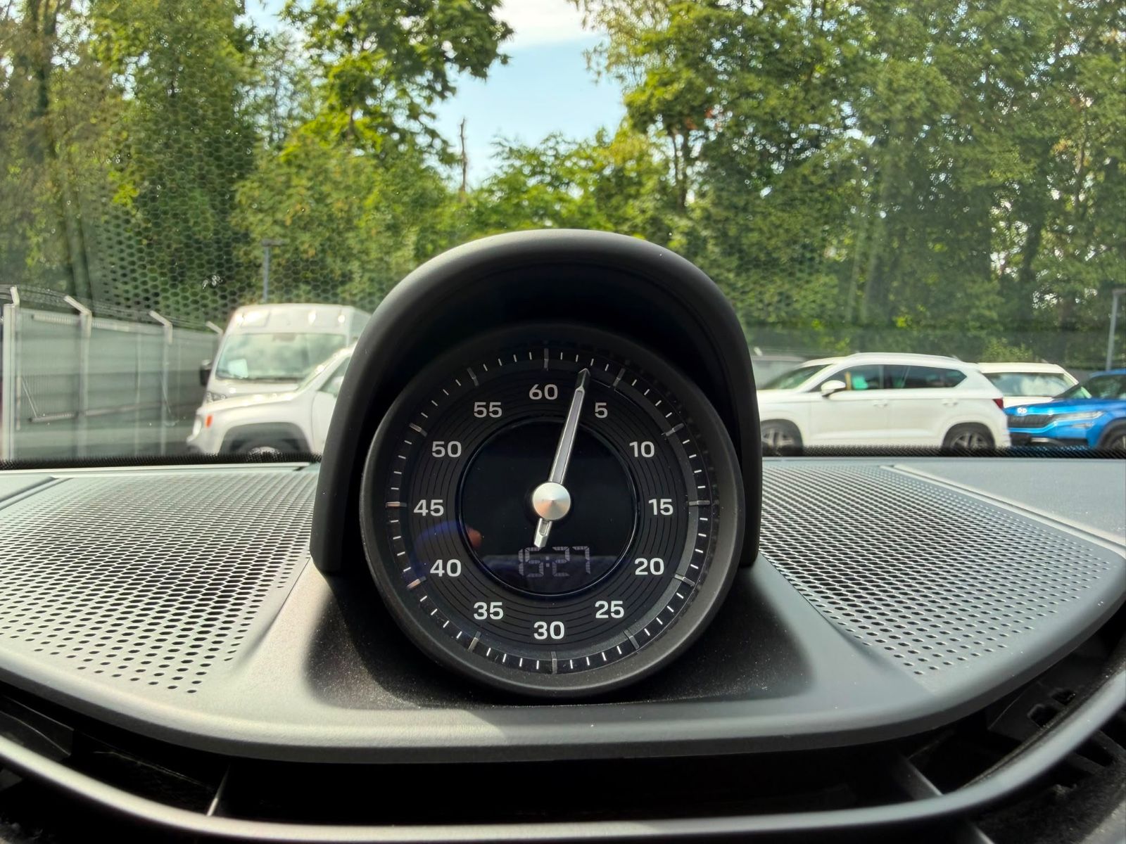 Fahrzeugabbildung Porsche TAYCAN 4S *SPORT-CHRONO*SPORT-DESIGN*PANO*LUFT*