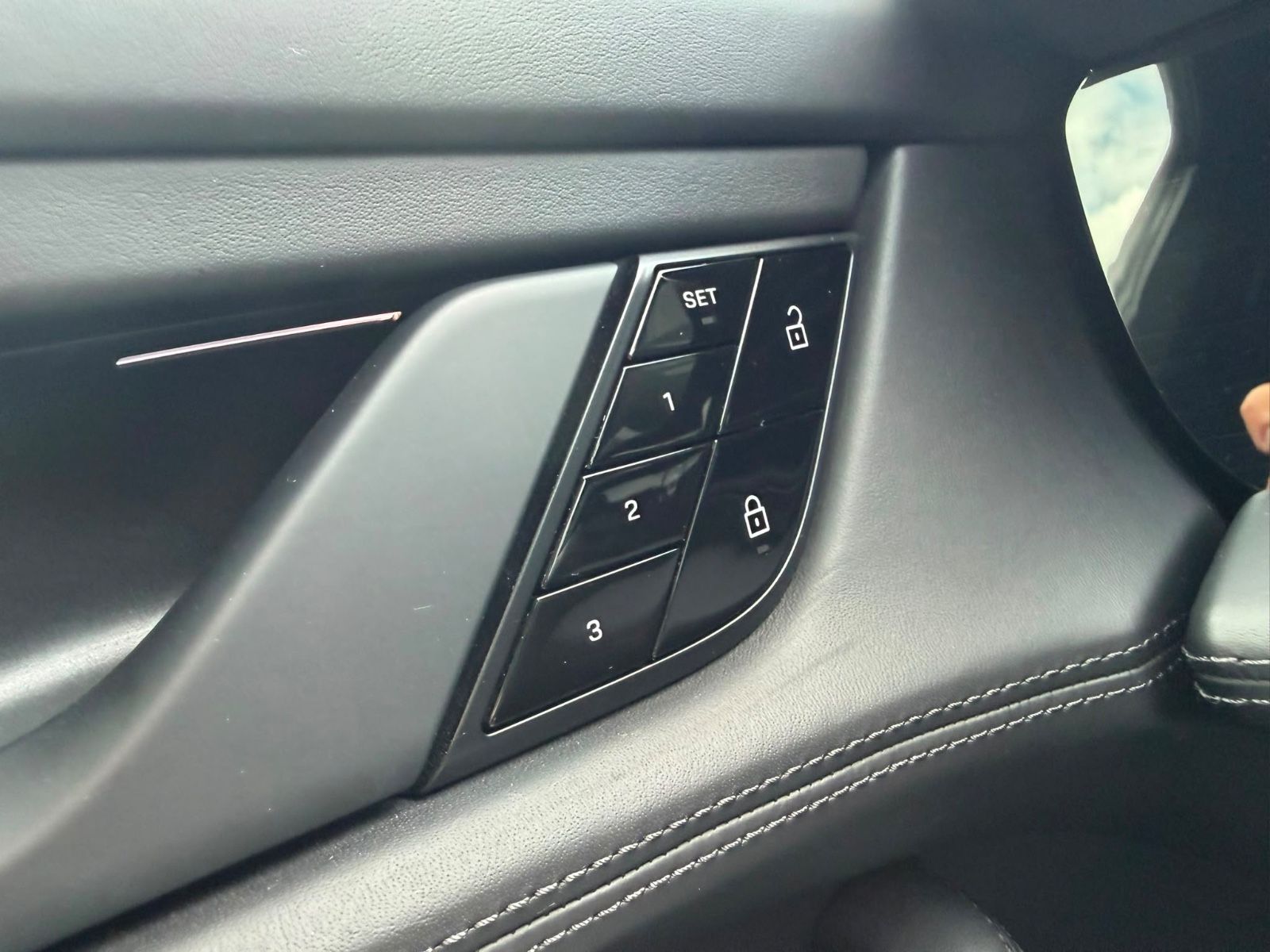 Fahrzeugabbildung Porsche TAYCAN 4S *SPORT-CHRONO*SPORT-DESIGN*PANO*LUFT*