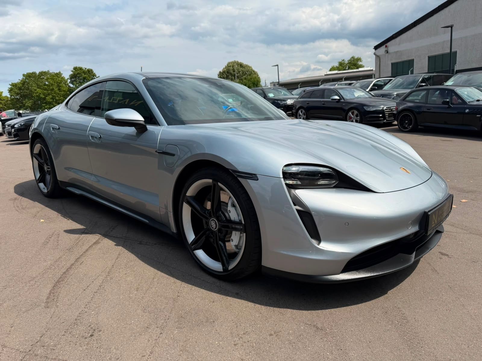 Fahrzeugabbildung Porsche TAYCAN 4S *SPORT-CHRONO*SPORT-DESIGN*PANO*LUFT*