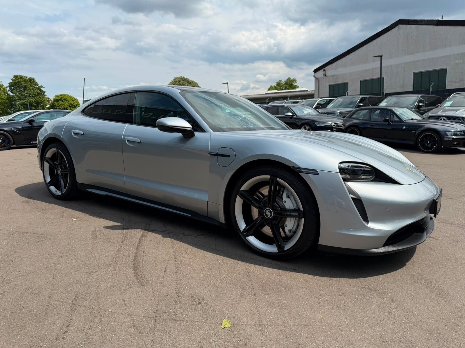 Fahrzeugabbildung Porsche TAYCAN 4S *SPORT-CHRONO*SPORT-DESIGN*PANO*LUFT*