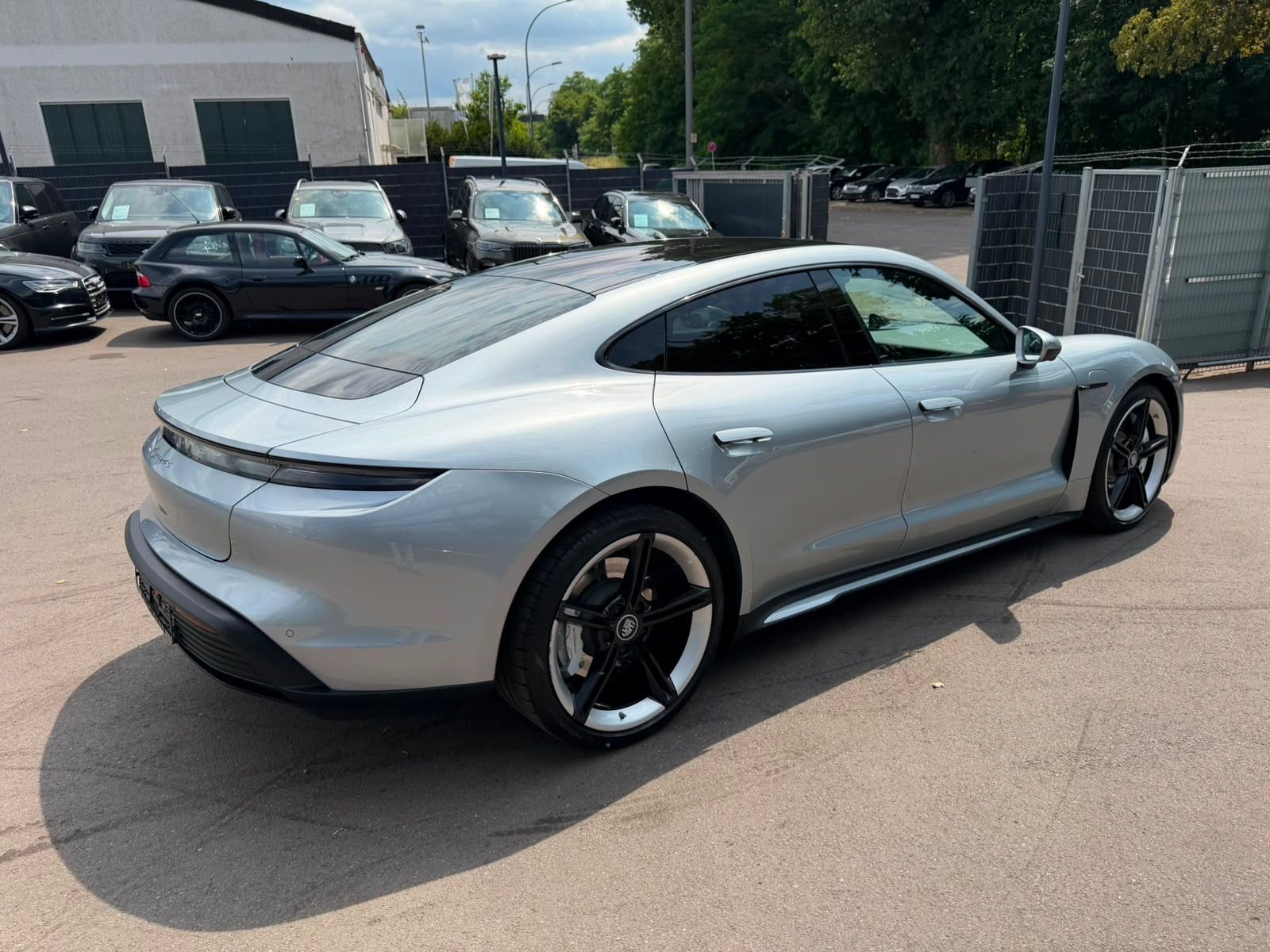 Fahrzeugabbildung Porsche TAYCAN 4S *SPORT-CHRONO*SPORT-DESIGN*PANO*LUFT*