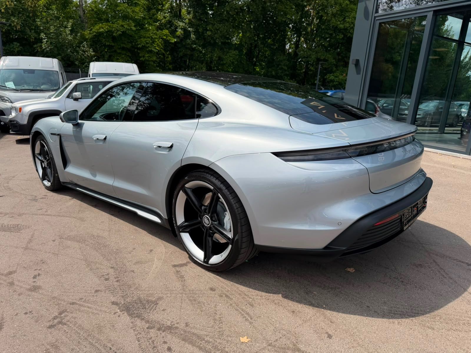Fahrzeugabbildung Porsche TAYCAN 4S *SPORT-CHRONO*SPORT-DESIGN*PANO*LUFT*