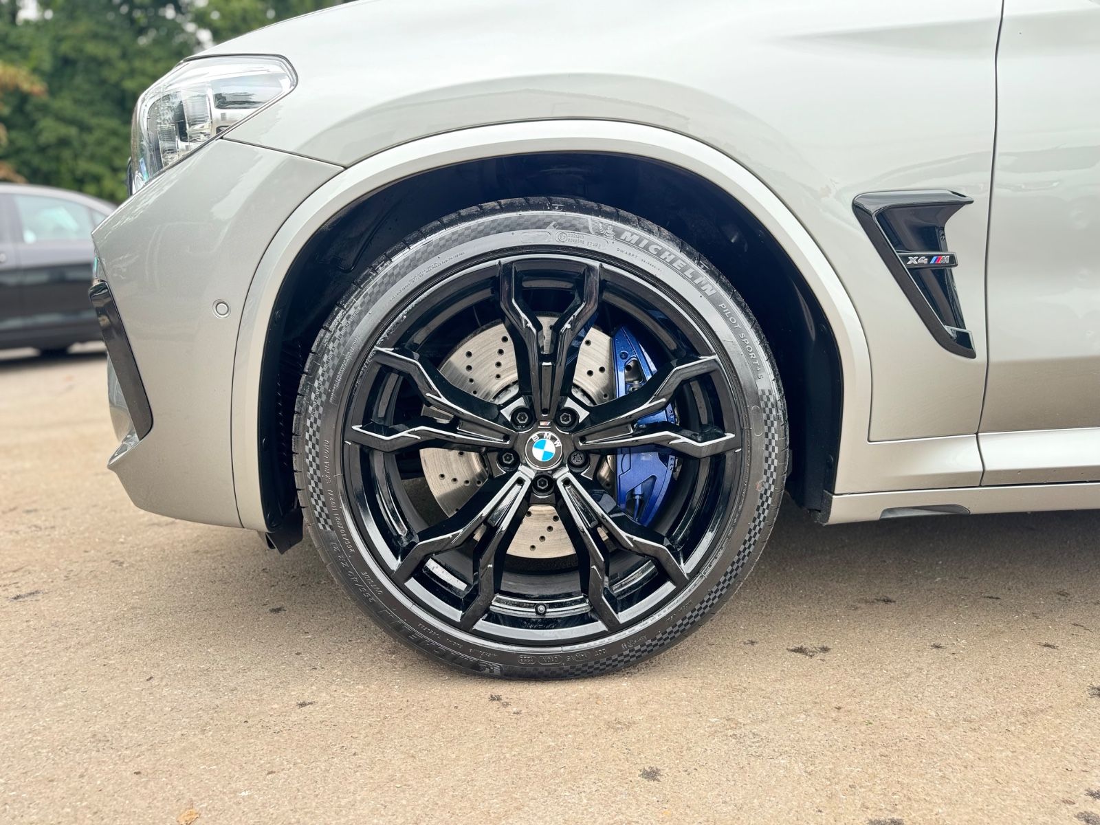 Fahrzeugabbildung BMW X4M COMPETITION*CARBON*360°*21.Z*HEAD-UP*